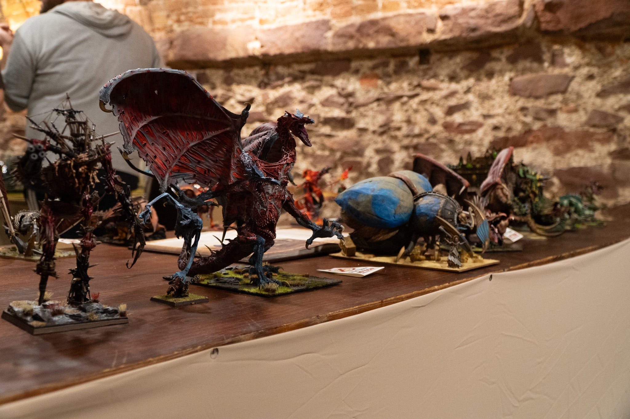 Aquest passat dissabte, 7 de març, el local de festes terrassenc El Soterrani va acollir la celebració del segon Torneig de Warhammer Fantasy, organitzat per Josep Maria Esteve i Segura. De les 11 a 19 hores, desenes de jugadors i curiosos es van citar per gaudir de la competició d'aquest conegut joc de rol. A més, l'esdeveniment també va comptar amb una petita exposició de miniatures | Jan Romero