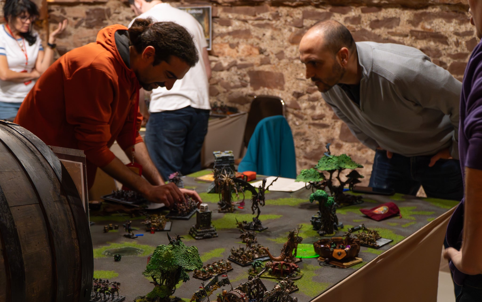 Aquest passat dissabte, 7 de març, el local de festes terrassenc El Soterrani va acollir la celebració del segon Torneig de Warhammer Fantasy, organitzat per Josep Maria Esteve i Segura. De les 11 a 19 hores, desenes de jugadors i curiosos es van citar per gaudir de la competició d'aquest conegut joc de rol. A més, l'esdeveniment també va comptar amb una petita exposició de miniatures | Jan Romero