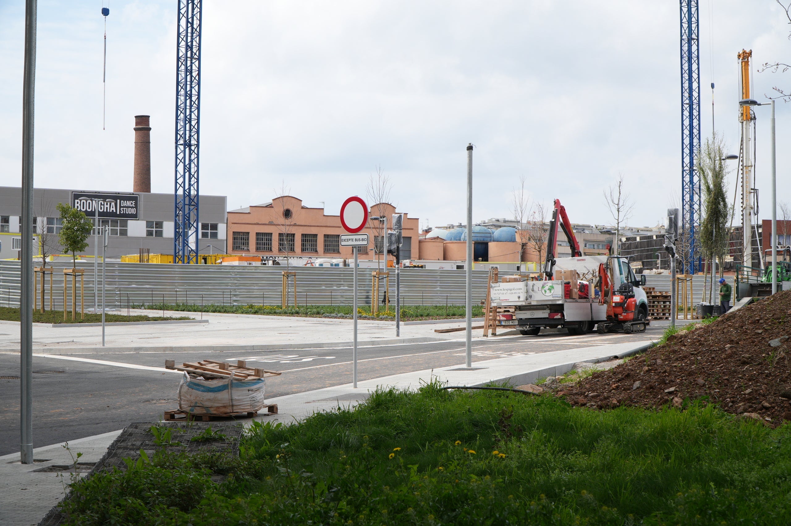 Ara fa exactament un any, van començar les obres per transformar tot l'àmbit recollit en el Pla de Millora Urbana (PMU) de remodelació del sector de la carretera de Rubí, 223. Aquest espai s'ha de convertir en una zona residencial, comercial i de serveis. El sector complet està delimitat pels terrenys situats entre l'avinguda de Santa Eulàlia, la carretera de Rubí, el carrer del Mestre Trias, la plaça de Jaume Jové i els reservats per una futura ampliació sud del Parc de Vallparadís. Els treballs haurien de finalitzar passat l’estiu, omplint de nova vida una superfície d'uns 19.230 m², dels quals 7.137 m² de sòl es destinaran a la construcció d'habitatges i uns 12.093 m² de sòl públic, per completar la vialitat de l'entorn i el perímetre oest del parc de Vallparadís. 