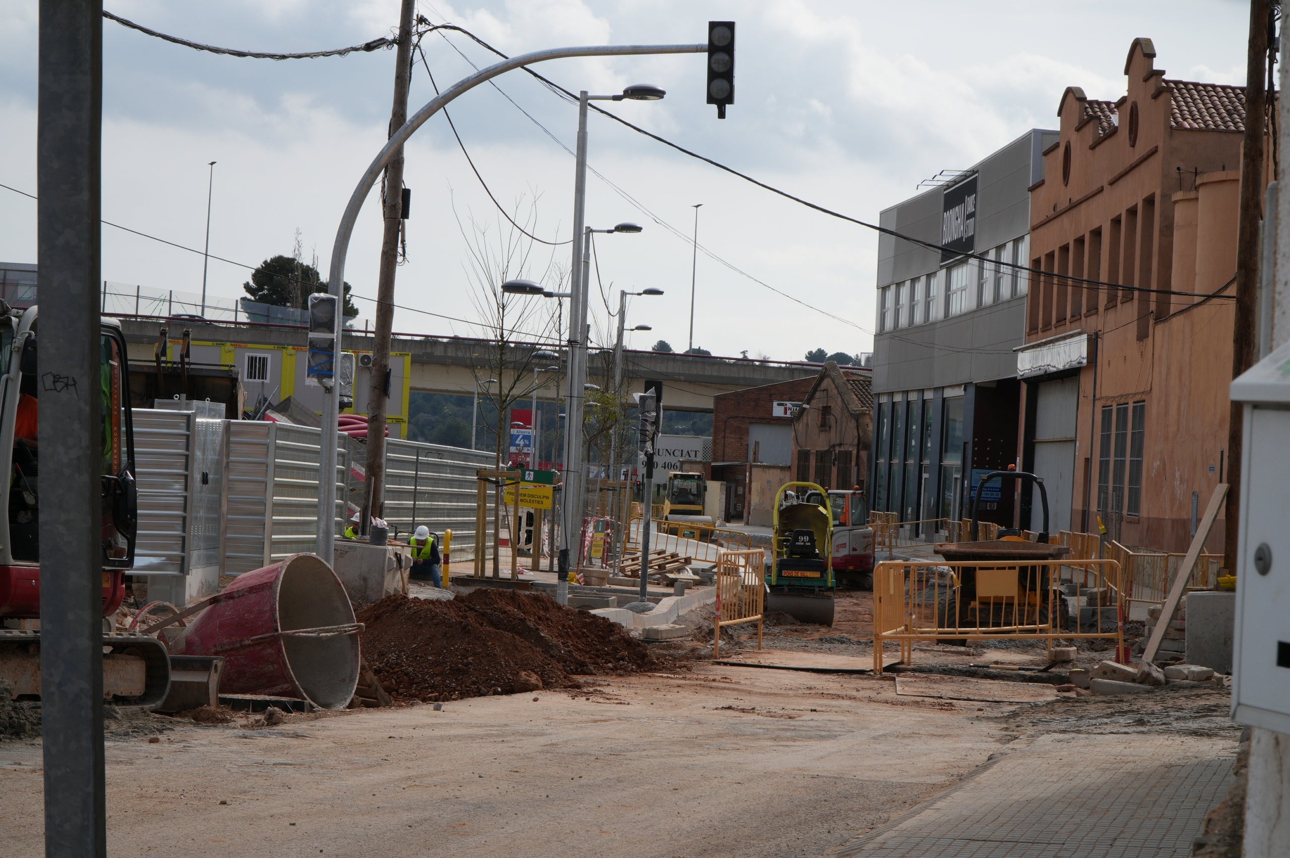 Ara fa exactament un any, van començar les obres per transformar tot l'àmbit recollit en el Pla de Millora Urbana (PMU) de remodelació del sector de la carretera de Rubí, 223. Aquest espai s'ha de convertir en una zona residencial, comercial i de serveis. El sector complet està delimitat pels terrenys situats entre l'avinguda de Santa Eulàlia, la carretera de Rubí, el carrer del Mestre Trias, la plaça de Jaume Jové i els reservats per una futura ampliació sud del Parc de Vallparadís. Els treballs haurien de finalitzar passat l’estiu, omplint de nova vida una superfície d'uns 19.230 m², dels quals 7.137 m² de sòl es destinaran a la construcció d'habitatges i uns 12.093 m² de sòl públic, per completar la vialitat de l'entorn i el perímetre oest del parc de Vallparadís. 