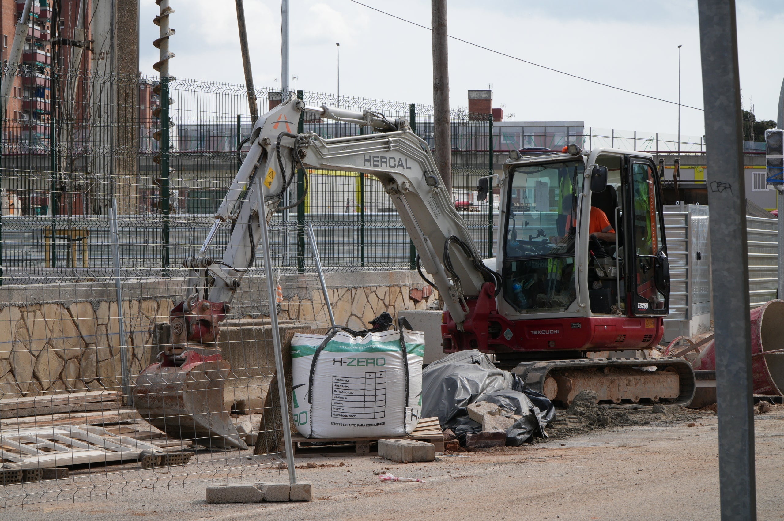 Ara fa exactament un any, van començar les obres per transformar tot l'àmbit recollit en el Pla de Millora Urbana (PMU) de remodelació del sector de la carretera de Rubí, 223. Aquest espai s'ha de convertir en una zona residencial, comercial i de serveis. El sector complet està delimitat pels terrenys situats entre l'avinguda de Santa Eulàlia, la carretera de Rubí, el carrer del Mestre Trias, la plaça de Jaume Jové i els reservats per una futura ampliació sud del Parc de Vallparadís. Els treballs haurien de finalitzar passat l’estiu, omplint de nova vida una superfície d'uns 19.230 m², dels quals 7.137 m² de sòl es destinaran a la construcció d'habitatges i uns 12.093 m² de sòl públic, per completar la vialitat de l'entorn i el perímetre oest del parc de Vallparadís. 