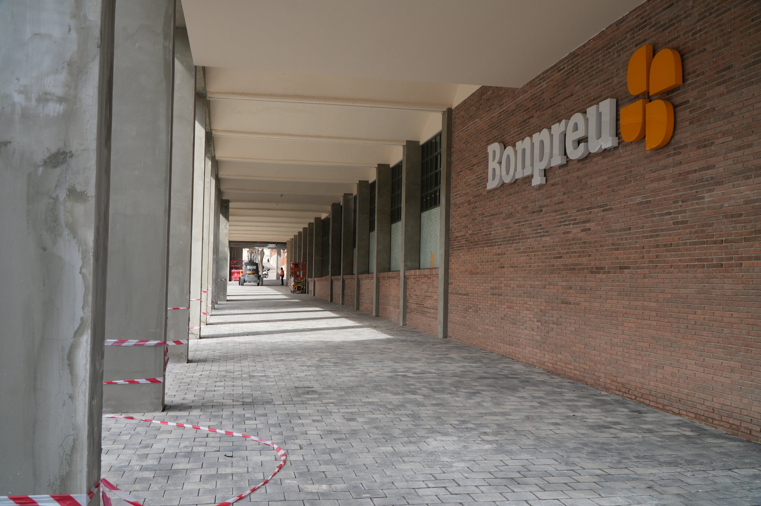 Compte enrere per a l’obertura del nou supermercat Bonpreu al complex Sala i Badrinas de Terrassa. Queden ja pocs dies perquè s’inauguri la botiga, la qual ocuparà una de les naus més grans conservades de l’antiga fàbrica tèxtil, ubicada al carrer de Baldrich, al Segle XX. Els operaris ja es troben a la fase final, i ja s’ha pogut veure com s’anaven omplint les estanteries. Mentrestant, la gran pastilla d’aquest vapor continua amb la seva transformació, amb l’anunci oficial del trasllat dels serveis municipals relacionats amb gèneres i la comercialització dels primers habitatges. Només resta pendent de començar l’espai on ha d’anar la futura escola-institut.