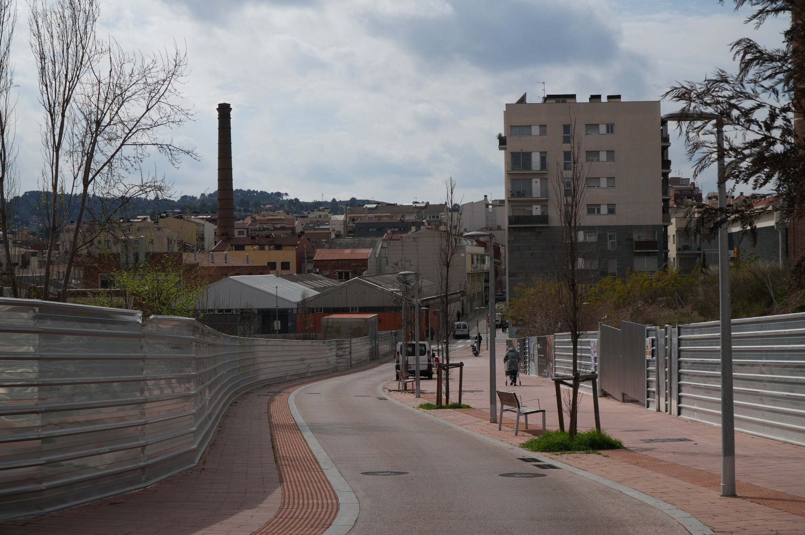 Compte enrere per a l’obertura del nou supermercat Bonpreu al complex Sala i Badrinas de Terrassa. Queden ja pocs dies perquè s’inauguri la botiga, la qual ocuparà una de les naus més grans conservades de l’antiga fàbrica tèxtil, ubicada al carrer de Baldrich, al Segle XX. Els operaris ja es troben a la fase final, i ja s’ha pogut veure com s’anaven omplint les estanteries. Mentrestant, la gran pastilla d’aquest vapor continua amb la seva transformació, amb l’anunci oficial del trasllat dels serveis municipals relacionats amb gèneres i la comercialització dels primers habitatges. Només resta pendent de començar l’espai on ha d’anar la futura escola-institut.