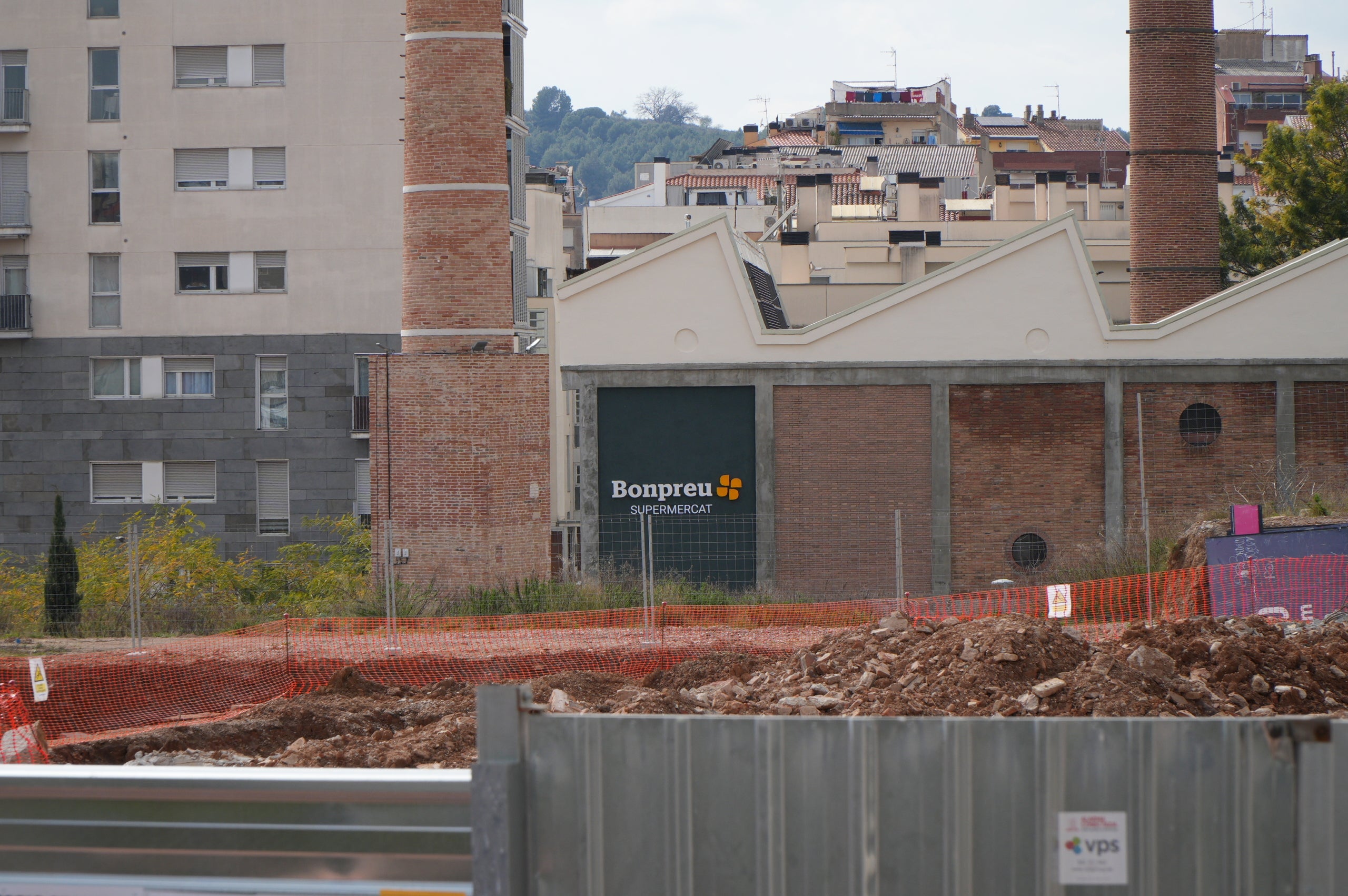 Compte enrere per a l’obertura del nou supermercat Bonpreu al complex Sala i Badrinas de Terrassa. Queden ja pocs dies perquè s’inauguri la botiga, la qual ocuparà una de les naus més grans conservades de l’antiga fàbrica tèxtil, ubicada al carrer de Baldrich, al Segle XX. Els operaris ja es troben a la fase final, i ja s’ha pogut veure com s’anaven omplint les estanteries. Mentrestant, la gran pastilla d’aquest vapor continua amb la seva transformació, amb l’anunci oficial del trasllat dels serveis municipals relacionats amb gèneres i la comercialització dels primers habitatges. Només resta pendent de començar l’espai on ha d’anar la futura escola-institut.