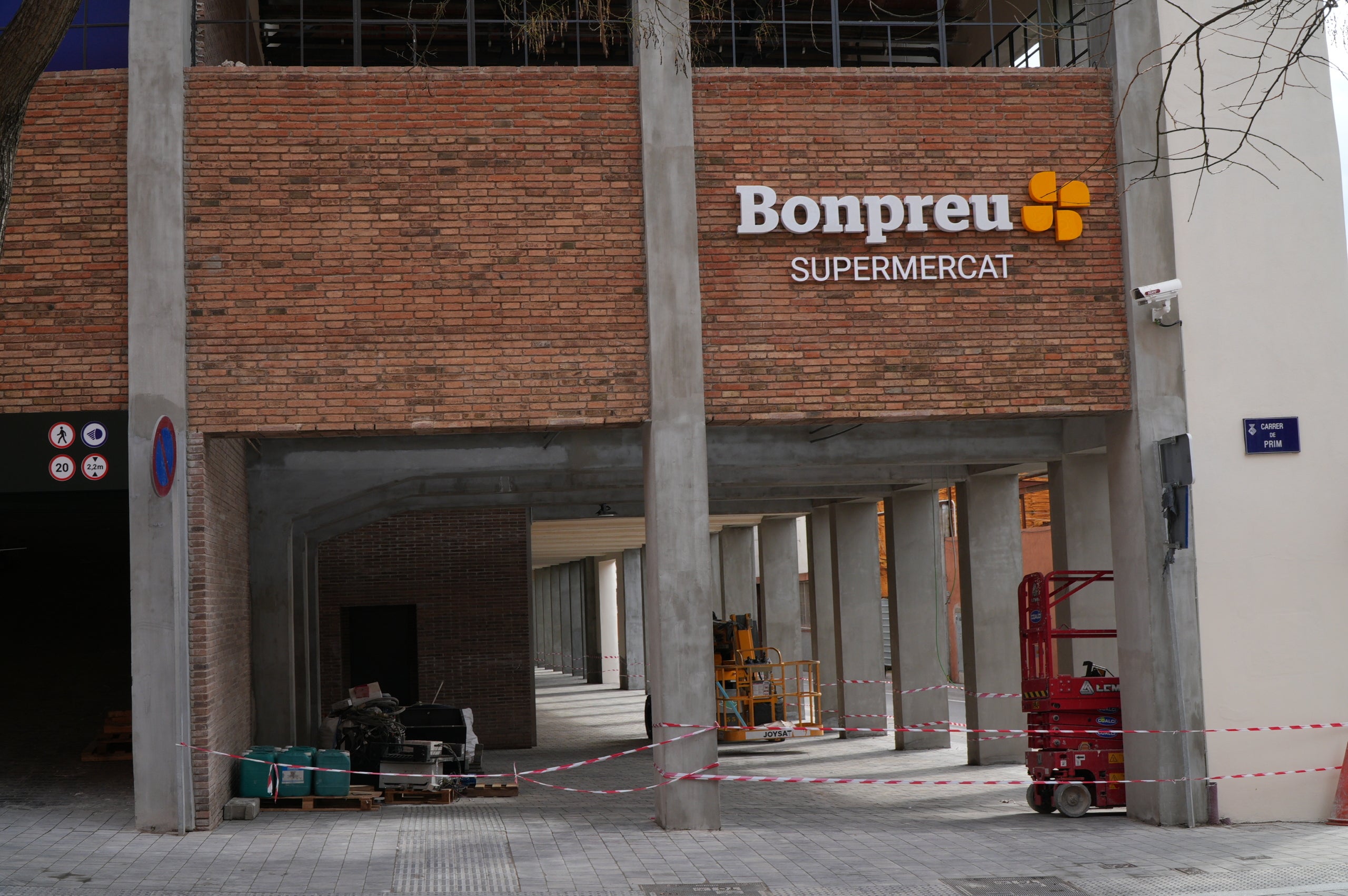 Compte enrere per a l’obertura del nou supermercat Bonpreu al complex Sala i Badrinas de Terrassa. Queden ja pocs dies perquè s’inauguri la botiga, la qual ocuparà una de les naus més grans conservades de l’antiga fàbrica tèxtil, ubicada al carrer de Baldrich, al Segle XX. Els operaris ja es troben a la fase final, i ja s’ha pogut veure com s’anaven omplint les estanteries. Mentrestant, la gran pastilla d’aquest vapor continua amb la seva transformació, amb l’anunci oficial del trasllat dels serveis municipals relacionats amb gèneres i la comercialització dels primers habitatges. Només resta pendent de començar l’espai on ha d’anar la futura escola-institut.