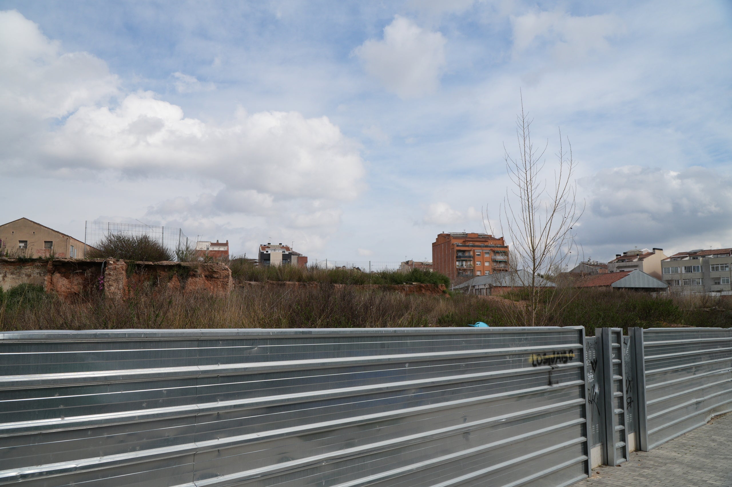 Compte enrere per a l’obertura del nou supermercat Bonpreu al complex Sala i Badrinas de Terrassa. Queden ja pocs dies perquè s’inauguri la botiga, la qual ocuparà una de les naus més grans conservades de l’antiga fàbrica tèxtil, ubicada al carrer de Baldrich, al Segle XX. Els operaris ja es troben a la fase final, i ja s’ha pogut veure com s’anaven omplint les estanteries. Mentrestant, la gran pastilla d’aquest vapor continua amb la seva transformació, amb l’anunci oficial del trasllat dels serveis municipals relacionats amb gèneres i la comercialització dels primers habitatges. Només resta pendent de començar l’espai on ha d’anar la futura escola-institut.