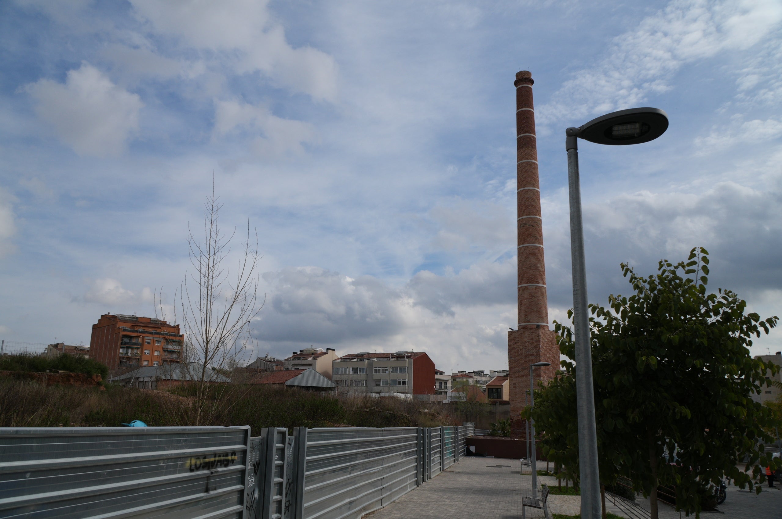 Compte enrere per a l’obertura del nou supermercat Bonpreu al complex Sala i Badrinas de Terrassa. Queden ja pocs dies perquè s’inauguri la botiga, la qual ocuparà una de les naus més grans conservades de l’antiga fàbrica tèxtil, ubicada al carrer de Baldrich, al Segle XX. Els operaris ja es troben a la fase final, i ja s’ha pogut veure com s’anaven omplint les estanteries. Mentrestant, la gran pastilla d’aquest vapor continua amb la seva transformació, amb l’anunci oficial del trasllat dels serveis municipals relacionats amb gèneres i la comercialització dels primers habitatges. Només resta pendent de començar l’espai on ha d’anar la futura escola-institut.