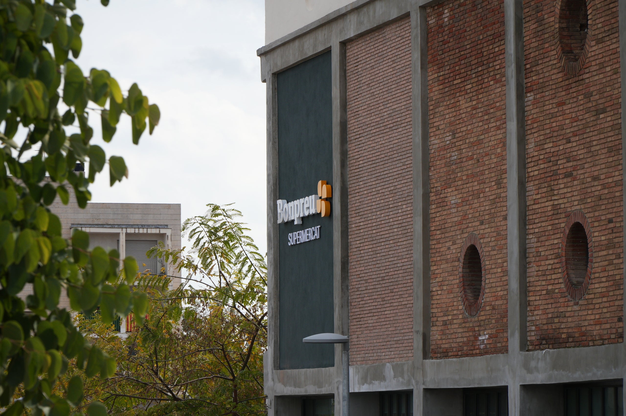 Compte enrere per a l’obertura del nou supermercat Bonpreu al complex Sala i Badrinas de Terrassa. Queden ja pocs dies perquè s’inauguri la botiga, la qual ocuparà una de les naus més grans conservades de l’antiga fàbrica tèxtil, ubicada al carrer de Baldrich, al Segle XX. Els operaris ja es troben a la fase final, i ja s’ha pogut veure com s’anaven omplint les estanteries. Mentrestant, la gran pastilla d’aquest vapor continua amb la seva transformació, amb l’anunci oficial del trasllat dels serveis municipals relacionats amb gèneres i la comercialització dels primers habitatges. Només resta pendent de començar l’espai on ha d’anar la futura escola-institut.