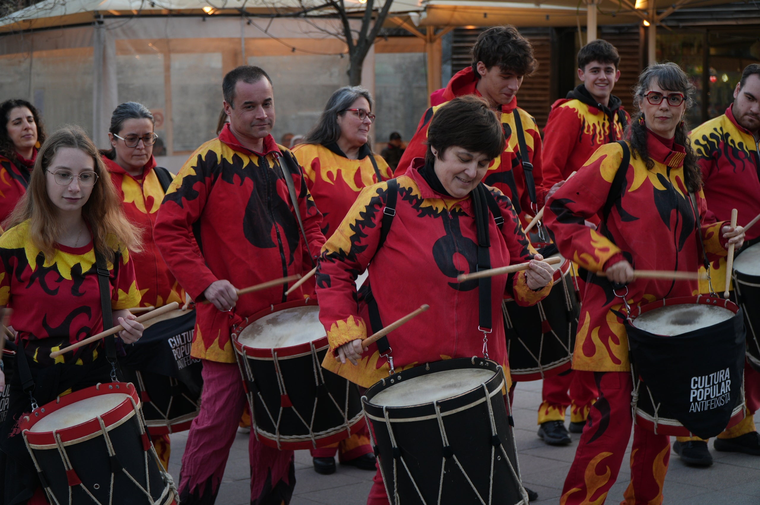 Aquest divendres, 13 de març, la plaça del Progrés ha acollit un gran iftar comunitari obert a la ciutadania. L'activitat, organitzada per la Plataforma contra la Discriminació i el Racisme a Terrassa i Dones Esperança, s'ha iniciat amb un recital de Fàtima Saheb, autora del poemari Mares Migrants, i ha comptat amb la participació de Dakka Marrackchia, que ha posat la música, i una actuació de cultura popular a càrrec de la colla del Bitxo del Torrent Mitger. També ha assistit a l'acte Lluïsa Melgares, regidora de Ciutadania i Migracions | Jan Romero
