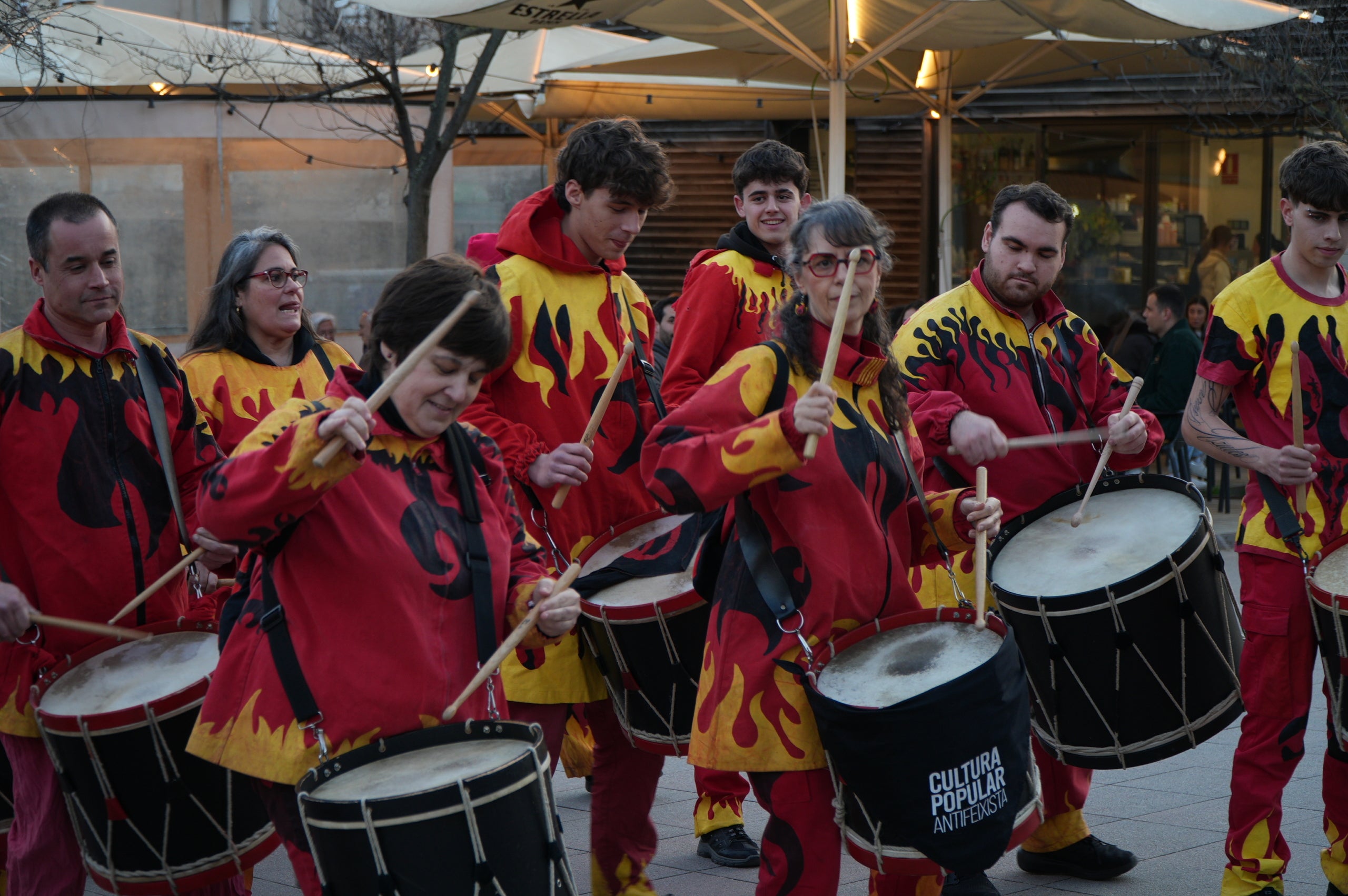 Aquest divendres, 13 de març, la plaça del Progrés ha acollit un gran iftar comunitari obert a la ciutadania. L'activitat, organitzada per la Plataforma contra la Discriminació i el Racisme a Terrassa i Dones Esperança, s'ha iniciat amb un recital de Fàtima Saheb, autora del poemari Mares Migrants, i ha comptat amb la participació de Dakka Marrackchia, que ha posat la música, i una actuació de cultura popular a càrrec de la colla del Bitxo del Torrent Mitger. També ha assistit a l'acte Lluïsa Melgares, regidora de Ciutadania i Migracions | Jan Romero