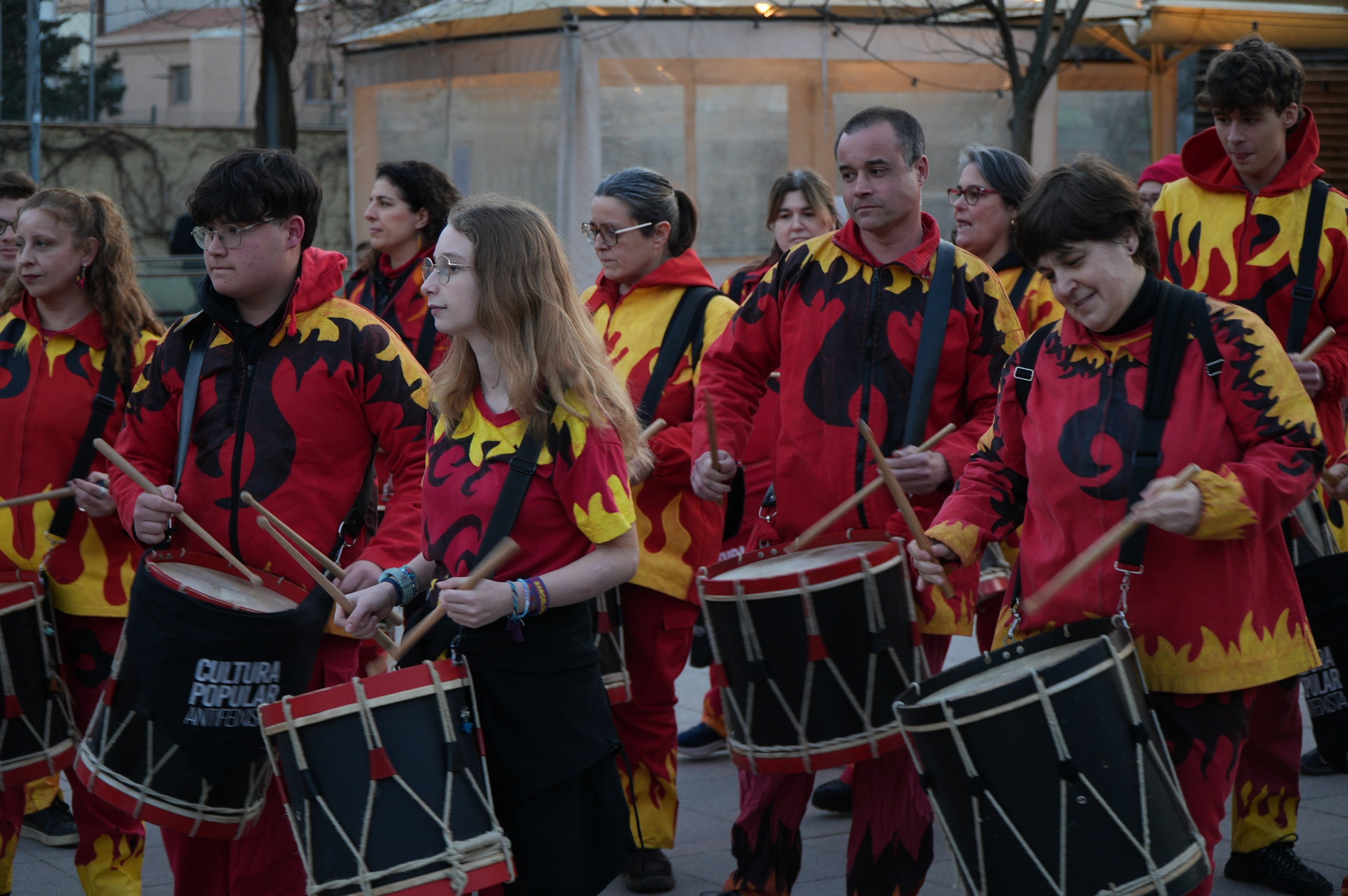 Aquest divendres, 13 de març, la plaça del Progrés ha acollit un gran iftar comunitari obert a la ciutadania. L'activitat, organitzada per la Plataforma contra la Discriminació i el Racisme a Terrassa i Dones Esperança, s'ha iniciat amb un recital de Fàtima Saheb, autora del poemari Mares Migrants, i ha comptat amb la participació de Dakka Marrackchia, que ha posat la música, i una actuació de cultura popular a càrrec de la colla del Bitxo del Torrent Mitger. També ha assistit a l'acte Lluïsa Melgares, regidora de Ciutadania i Migracions | Jan Romero