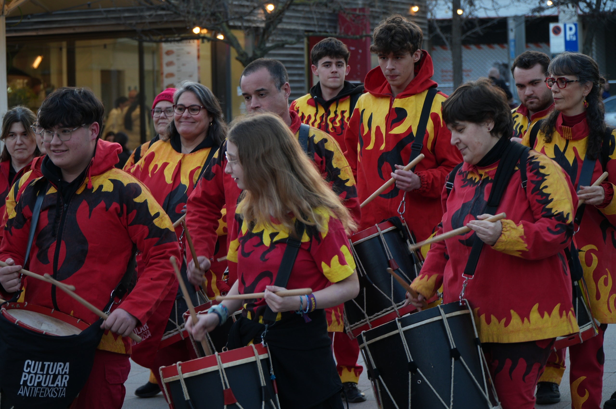 Aquest divendres, 13 de març, la plaça del Progrés ha acollit un gran iftar comunitari obert a la ciutadania. L'activitat, organitzada per la Plataforma contra la Discriminació i el Racisme a Terrassa i Dones Esperança, s'ha iniciat amb un recital de Fàtima Saheb, autora del poemari Mares Migrants, i ha comptat amb la participació de Dakka Marrackchia, que ha posat la música, i una actuació de cultura popular a càrrec de la colla del Bitxo del Torrent Mitger. També ha assistit a l'acte Lluïsa Melgares, regidora de Ciutadania i Migracions | Jan Romero