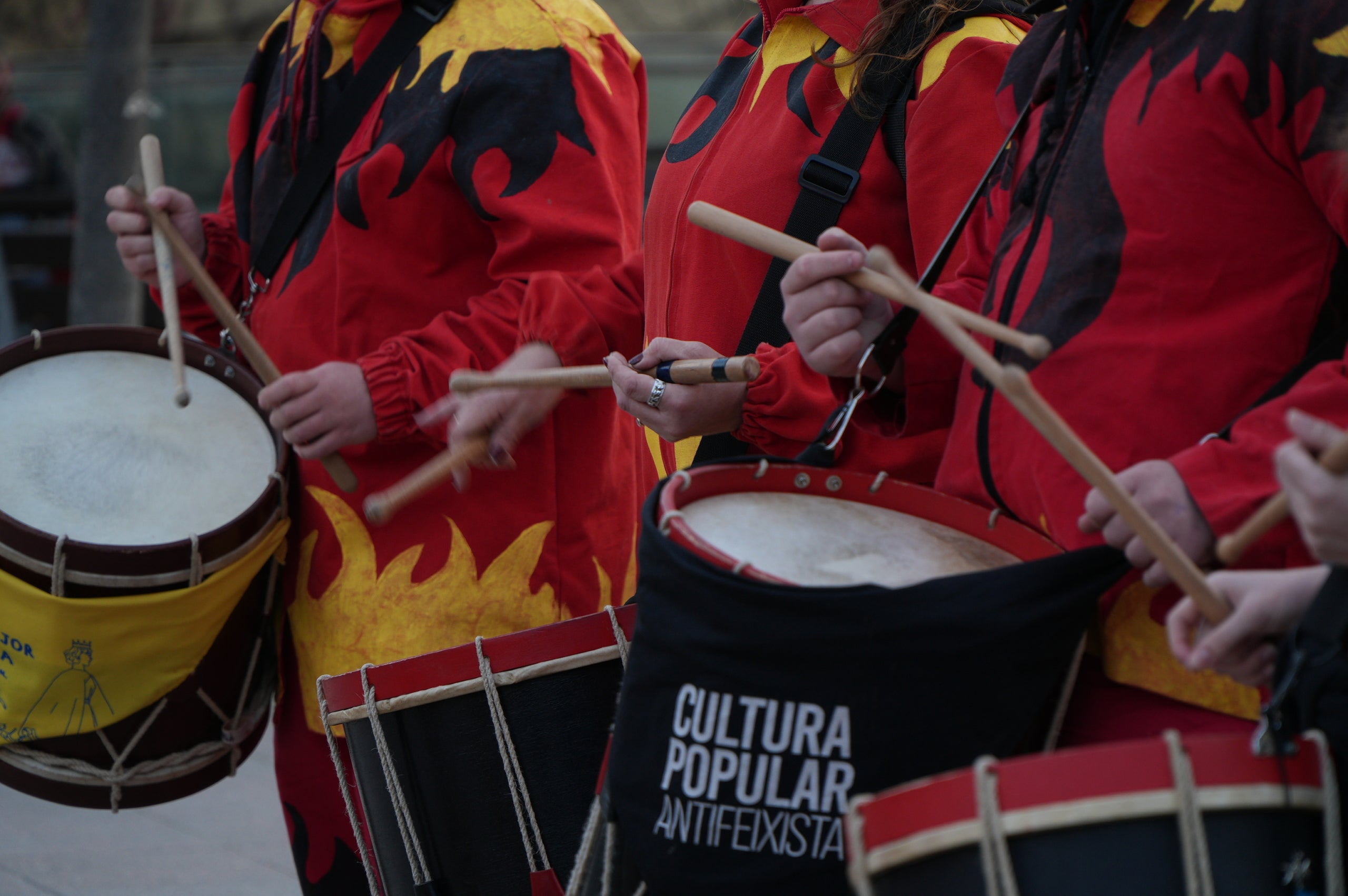 Aquest divendres, 13 de març, la plaça del Progrés ha acollit un gran iftar comunitari obert a la ciutadania. L'activitat, organitzada per la Plataforma contra la Discriminació i el Racisme a Terrassa i Dones Esperança, s'ha iniciat amb un recital de Fàtima Saheb, autora del poemari Mares Migrants, i ha comptat amb la participació de Dakka Marrackchia, que ha posat la música, i una actuació de cultura popular a càrrec de la colla del Bitxo del Torrent Mitger. També ha assistit a l'acte Lluïsa Melgares, regidora de Ciutadania i Migracions | Jan Romero