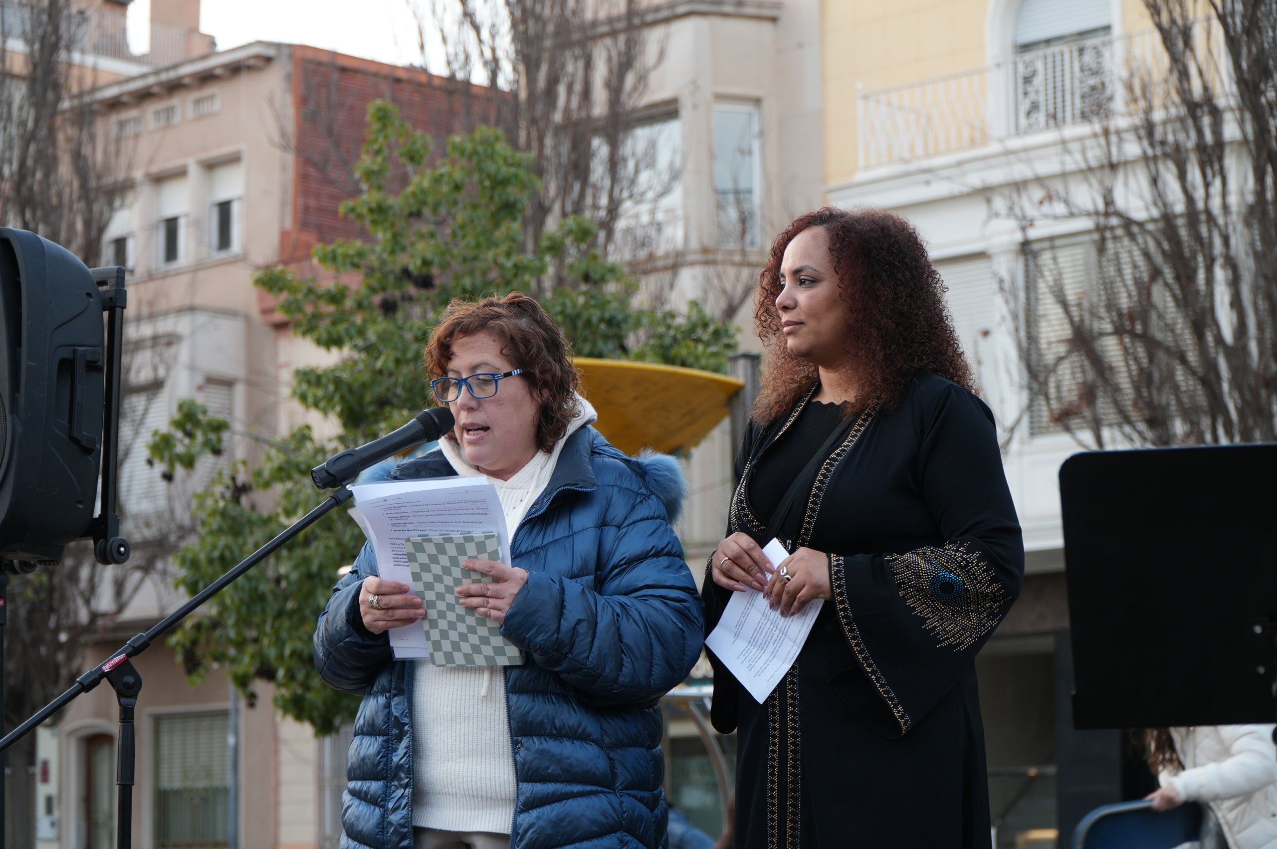 Aquest divendres, 13 de març, la plaça del Progrés ha acollit un gran iftar comunitari obert a la ciutadania. L'activitat, organitzada per la Plataforma contra la Discriminació i el Racisme a Terrassa i Dones Esperança, s'ha iniciat amb un recital de Fàtima Saheb, autora del poemari Mares Migrants, i ha comptat amb la participació de Dakka Marrackchia, que ha posat la música, i una actuació de cultura popular a càrrec de la colla del Bitxo del Torrent Mitger. També ha assistit a l'acte Lluïsa Melgares, regidora de Ciutadania i Migracions | Jan Romero