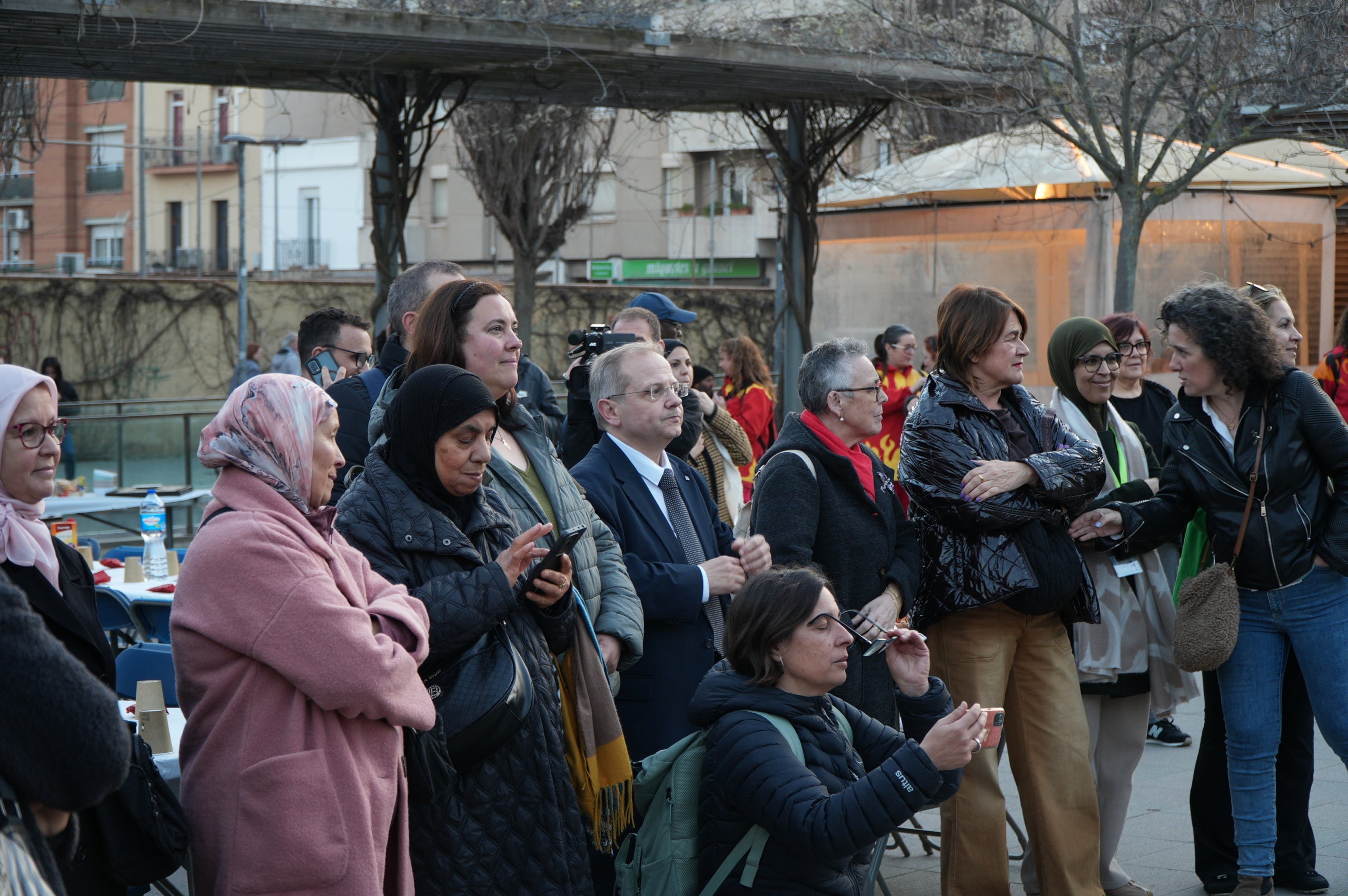 Aquest divendres, 13 de març, la plaça del Progrés ha acollit un gran iftar comunitari obert a la ciutadania. L'activitat, organitzada per la Plataforma contra la Discriminació i el Racisme a Terrassa i Dones Esperança, s'ha iniciat amb un recital de Fàtima Saheb, autora del poemari Mares Migrants, i ha comptat amb la participació de Dakka Marrackchia, que ha posat la música, i una actuació de cultura popular a càrrec de la colla del Bitxo del Torrent Mitger. També ha assistit a l'acte Lluïsa Melgares, regidora de Ciutadania i Migracions | Jan Romero