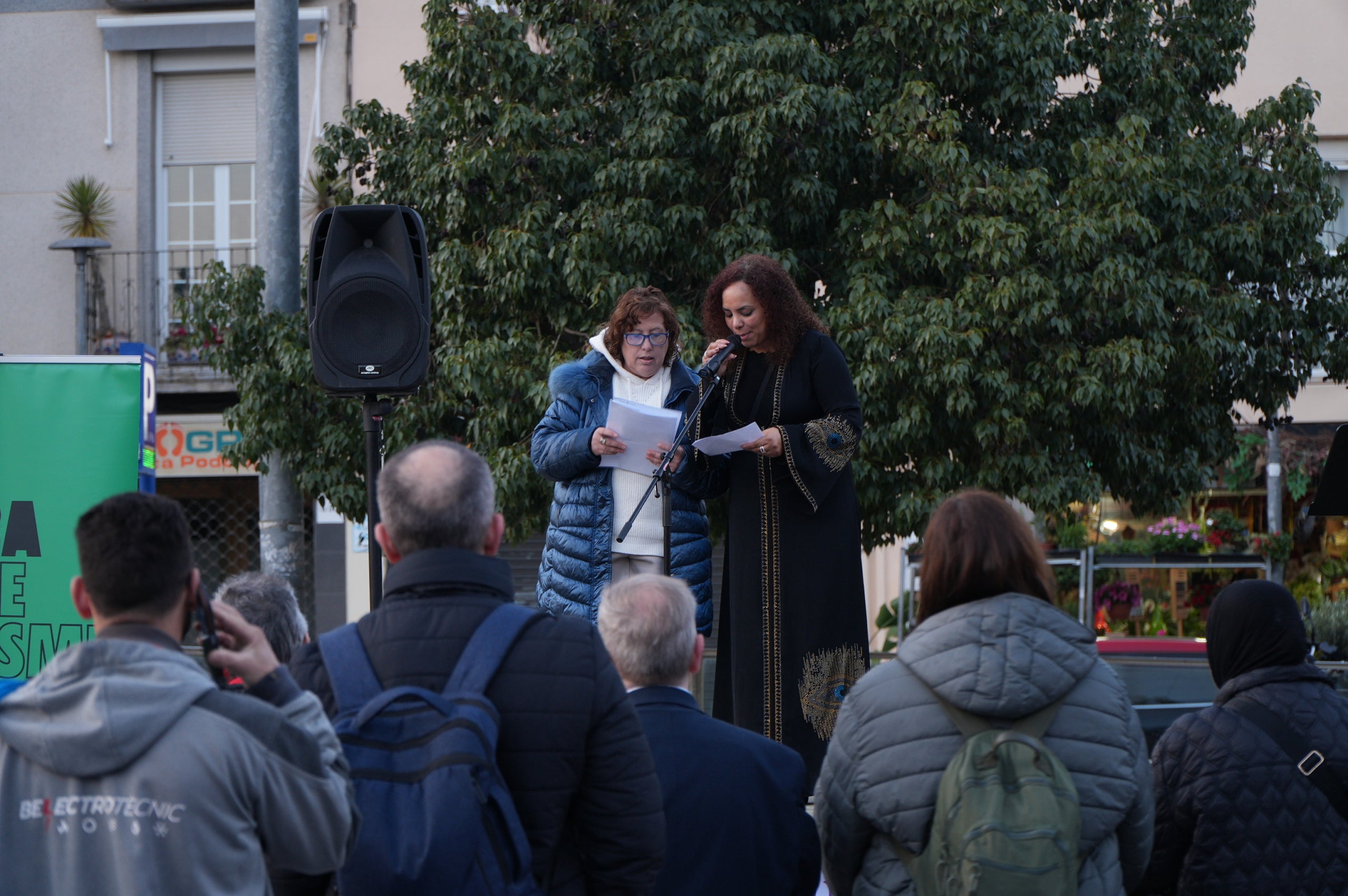 Aquest divendres, 13 de març, la plaça del Progrés ha acollit un gran iftar comunitari obert a la ciutadania. L'activitat, organitzada per la Plataforma contra la Discriminació i el Racisme a Terrassa i Dones Esperança, s'ha iniciat amb un recital de Fàtima Saheb, autora del poemari Mares Migrants, i ha comptat amb la participació de Dakka Marrackchia, que ha posat la música, i una actuació de cultura popular a càrrec de la colla del Bitxo del Torrent Mitger. També ha assistit a l'acte Lluïsa Melgares, regidora de Ciutadania i Migracions | Jan Romero