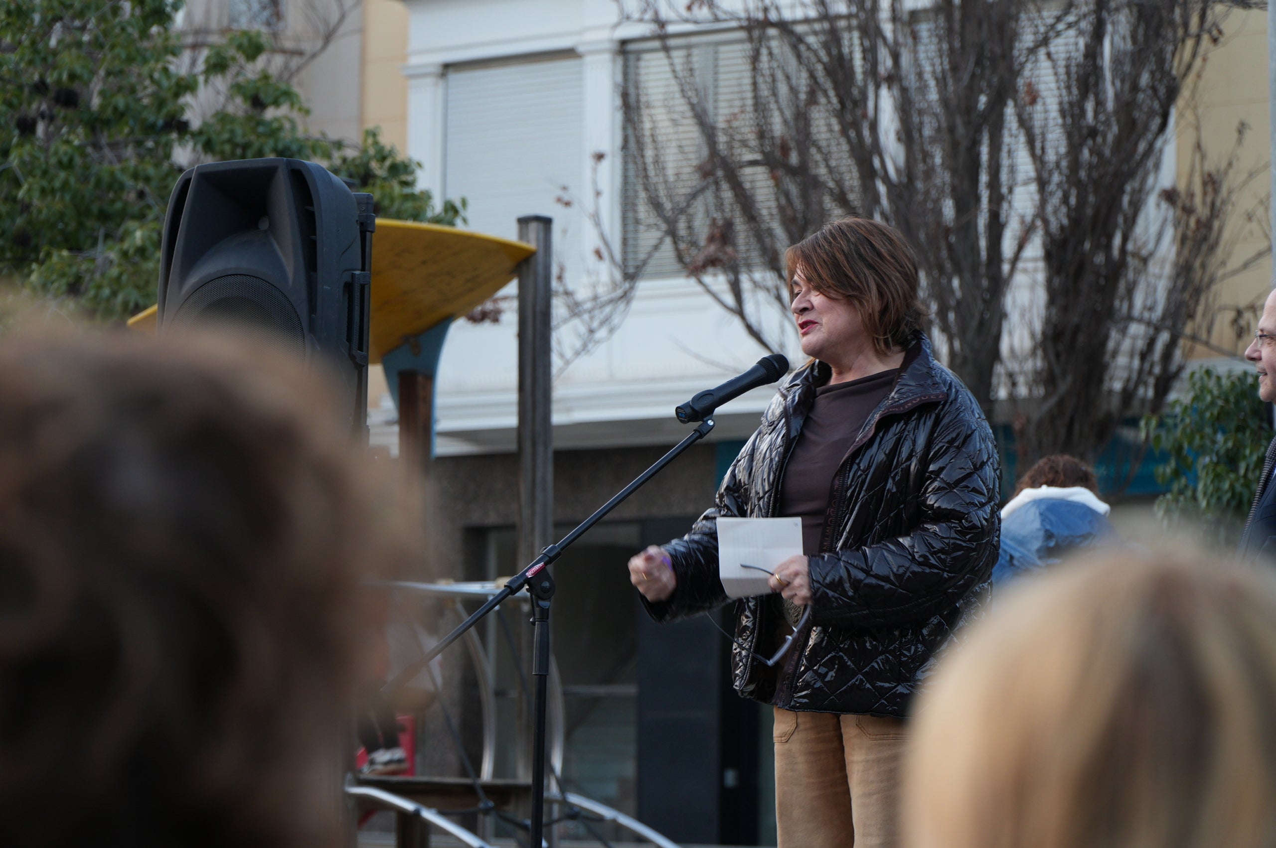 Aquest divendres, 13 de març, la plaça del Progrés ha acollit un gran iftar comunitari obert a la ciutadania. L'activitat, organitzada per la Plataforma contra la Discriminació i el Racisme a Terrassa i Dones Esperança, s'ha iniciat amb un recital de Fàtima Saheb, autora del poemari Mares Migrants, i ha comptat amb la participació de Dakka Marrackchia, que ha posat la música, i una actuació de cultura popular a càrrec de la colla del Bitxo del Torrent Mitger. També ha assistit a l'acte Lluïsa Melgares, regidora de Ciutadania i Migracions | Jan Romero