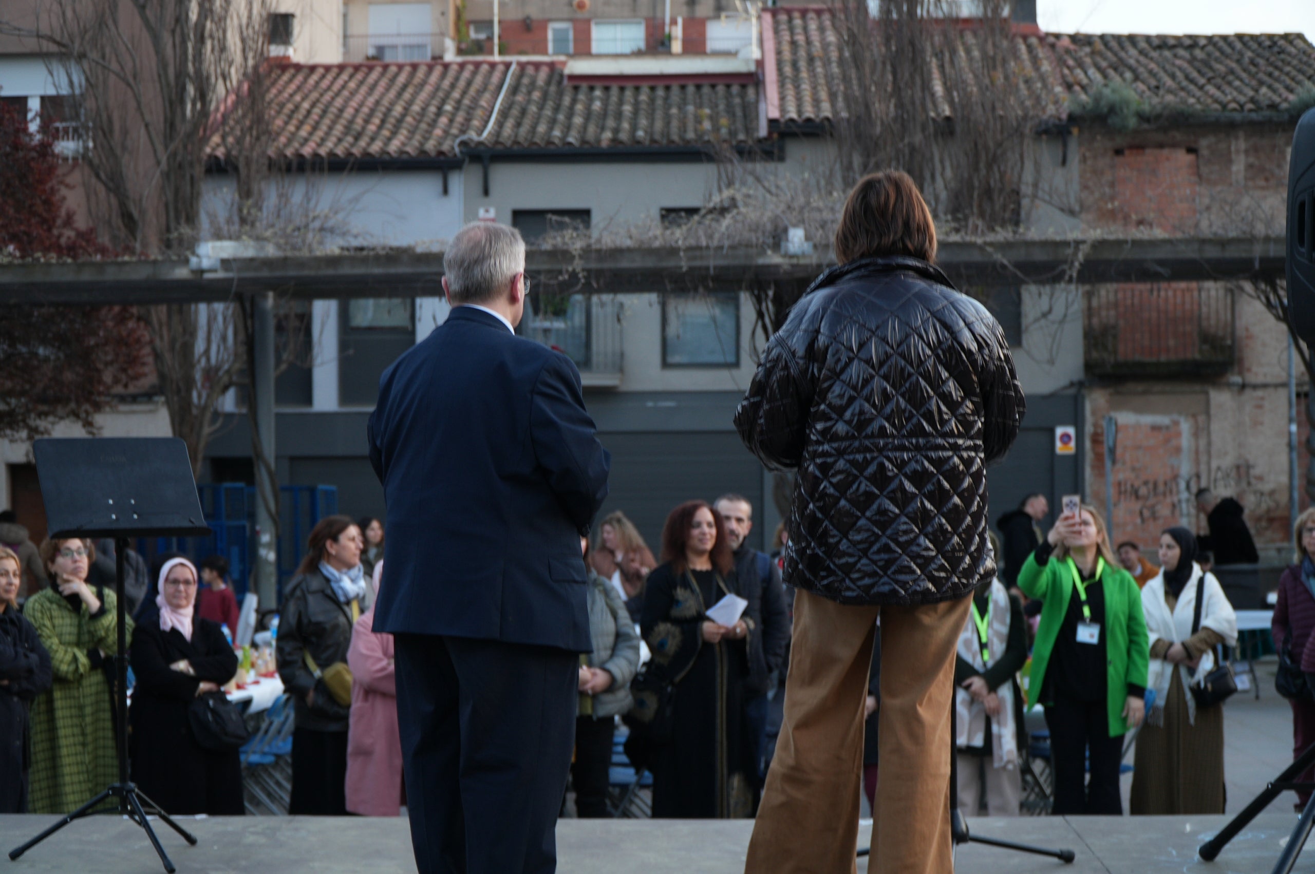 Aquest divendres, 13 de març, la plaça del Progrés ha acollit un gran iftar comunitari obert a la ciutadania. L'activitat, organitzada per la Plataforma contra la Discriminació i el Racisme a Terrassa i Dones Esperança, s'ha iniciat amb un recital de Fàtima Saheb, autora del poemari Mares Migrants, i ha comptat amb la participació de Dakka Marrackchia, que ha posat la música, i una actuació de cultura popular a càrrec de la colla del Bitxo del Torrent Mitger. També ha assistit a l'acte Lluïsa Melgares, regidora de Ciutadania i Migracions | Jan Romero
