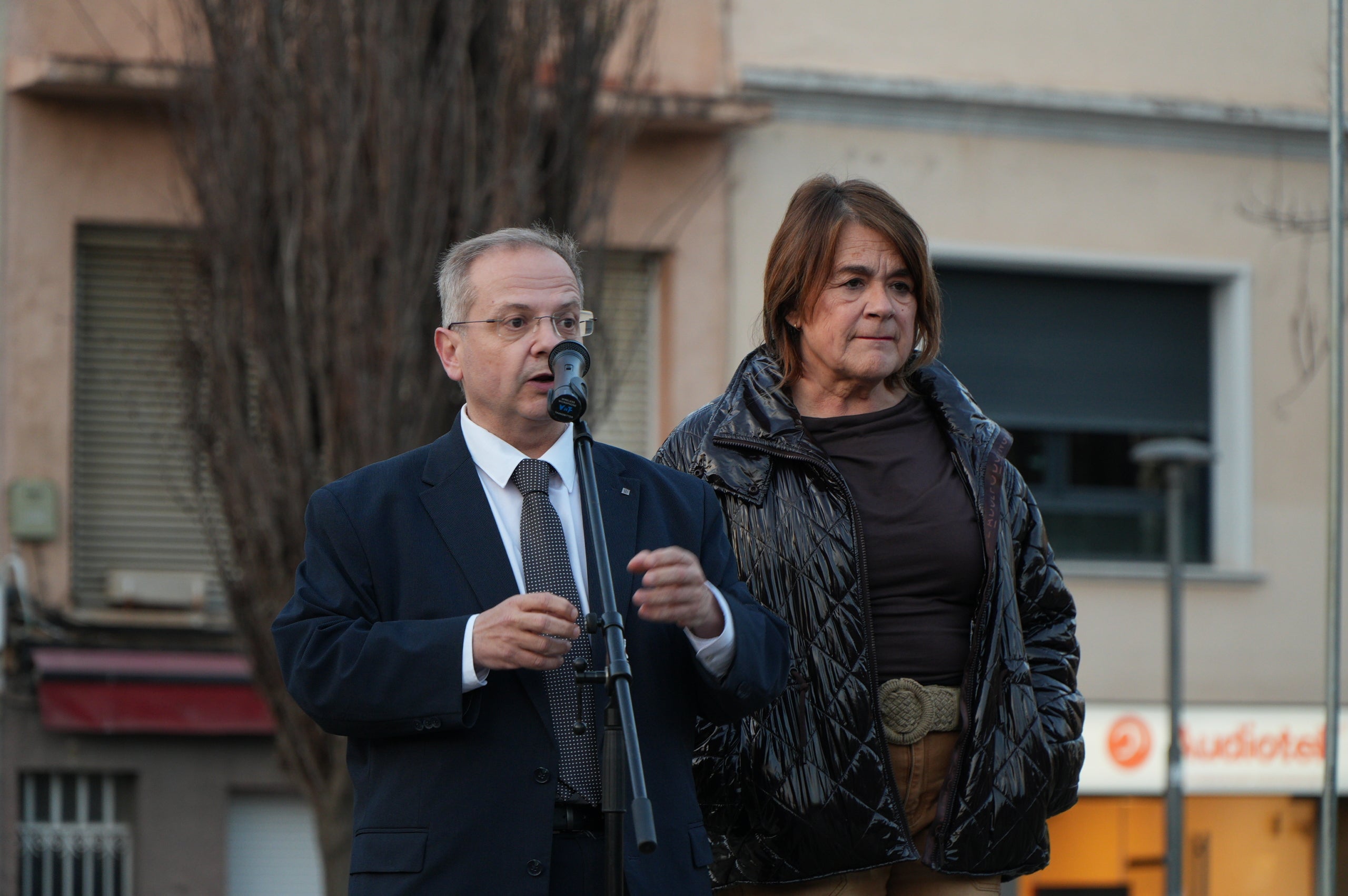 Aquest divendres, 13 de març, la plaça del Progrés ha acollit un gran iftar comunitari obert a la ciutadania. L'activitat, organitzada per la Plataforma contra la Discriminació i el Racisme a Terrassa i Dones Esperança, s'ha iniciat amb un recital de Fàtima Saheb, autora del poemari Mares Migrants, i ha comptat amb la participació de Dakka Marrackchia, que ha posat la música, i una actuació de cultura popular a càrrec de la colla del Bitxo del Torrent Mitger. També ha assistit a l'acte Lluïsa Melgares, regidora de Ciutadania i Migracions | Jan Romero