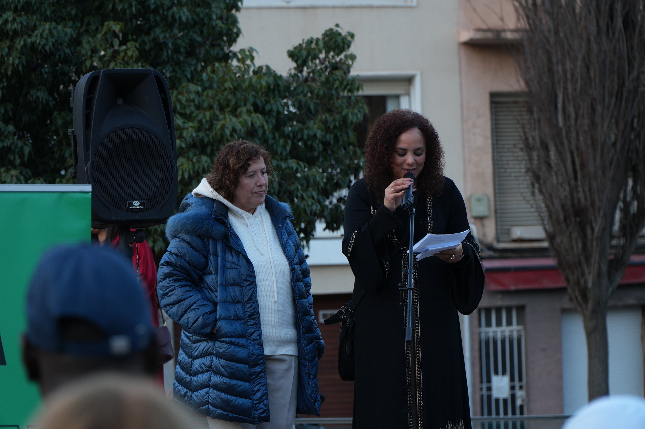Aquest divendres, 13 de març, la plaça del Progrés ha acollit un gran iftar comunitari obert a la ciutadania. L'activitat, organitzada per la Plataforma contra la Discriminació i el Racisme a Terrassa i Dones Esperança, s'ha iniciat amb un recital de Fàtima Saheb, autora del poemari Mares Migrants, i ha comptat amb la participació de Dakka Marrackchia, que ha posat la música, i una actuació de cultura popular a càrrec de la colla del Bitxo del Torrent Mitger. També ha assistit a l'acte Lluïsa Melgares, regidora de Ciutadania i Migracions | Jan Romero