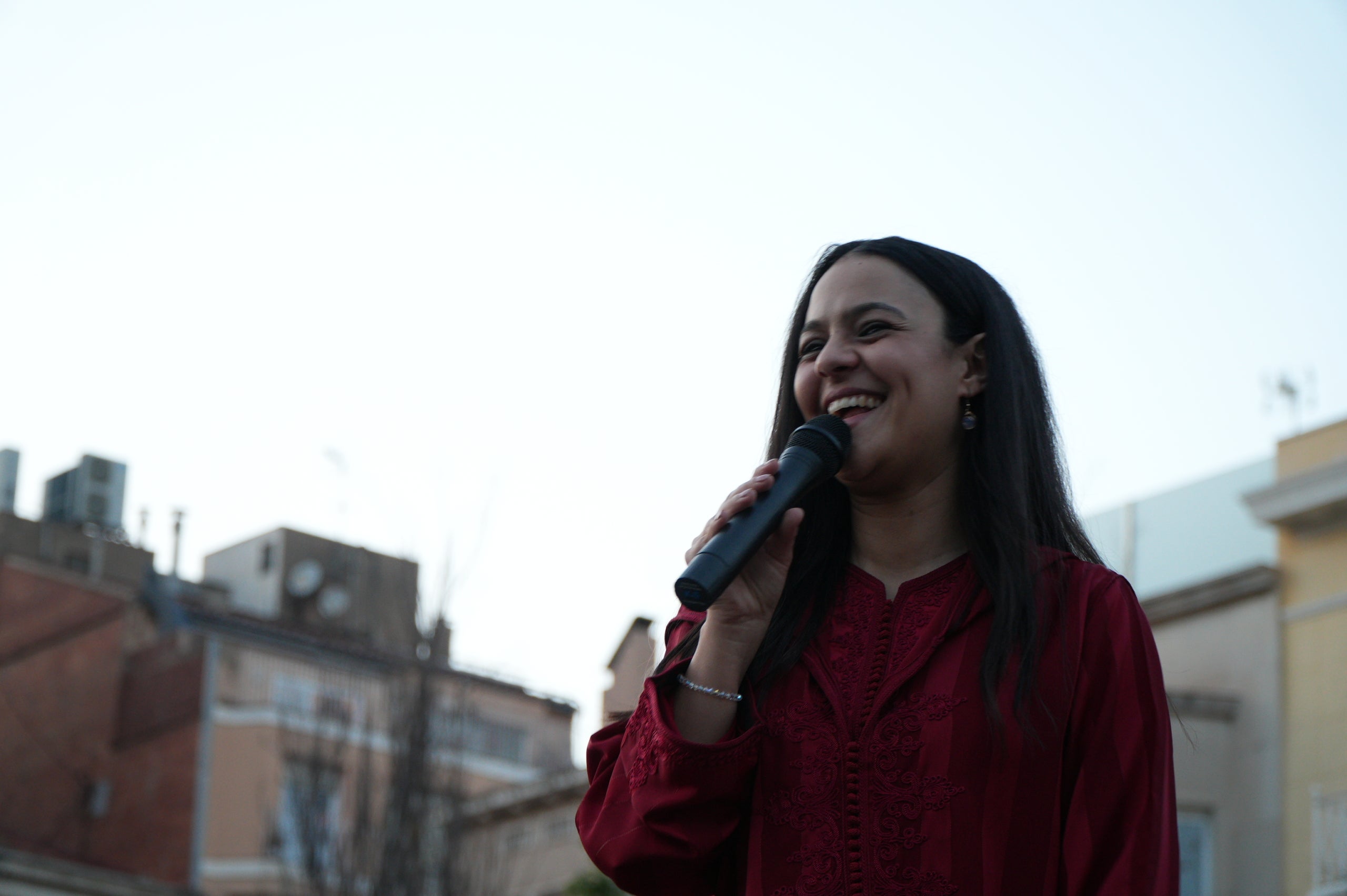 Aquest divendres, 13 de març, la plaça del Progrés ha acollit un gran iftar comunitari obert a la ciutadania. L'activitat, organitzada per la Plataforma contra la Discriminació i el Racisme a Terrassa i Dones Esperança, s'ha iniciat amb un recital de Fàtima Saheb, autora del poemari Mares Migrants, i ha comptat amb la participació de Dakka Marrackchia, que ha posat la música, i una actuació de cultura popular a càrrec de la colla del Bitxo del Torrent Mitger. També ha assistit a l'acte Lluïsa Melgares, regidora de Ciutadania i Migracions | Jan Romero