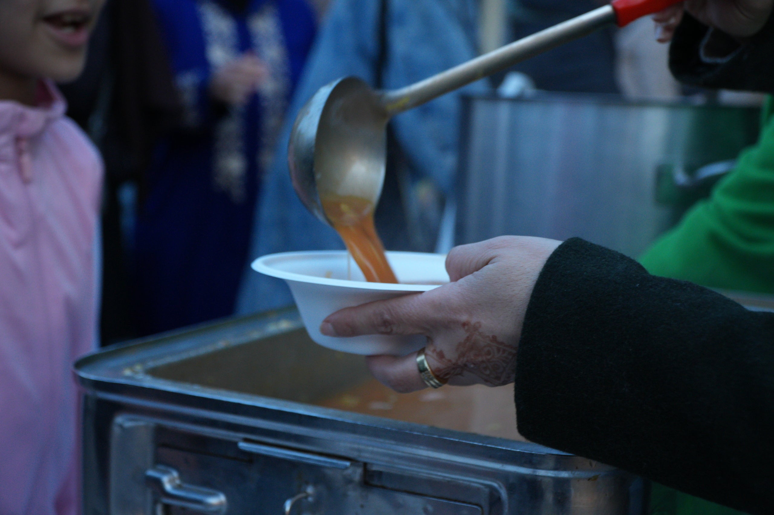 Aquest divendres, 13 de març, la plaça del Progrés ha acollit un gran iftar comunitari obert a la ciutadania. L'activitat, organitzada per la Plataforma contra la Discriminació i el Racisme a Terrassa i Dones Esperança, s'ha iniciat amb un recital de Fàtima Saheb, autora del poemari Mares Migrants, i ha comptat amb la participació de Dakka Marrackchia, que ha posat la música, i una actuació de cultura popular a càrrec de la colla del Bitxo del Torrent Mitger. També ha assistit a l'acte Lluïsa Melgares, regidora de Ciutadania i Migracions | Jan Romero