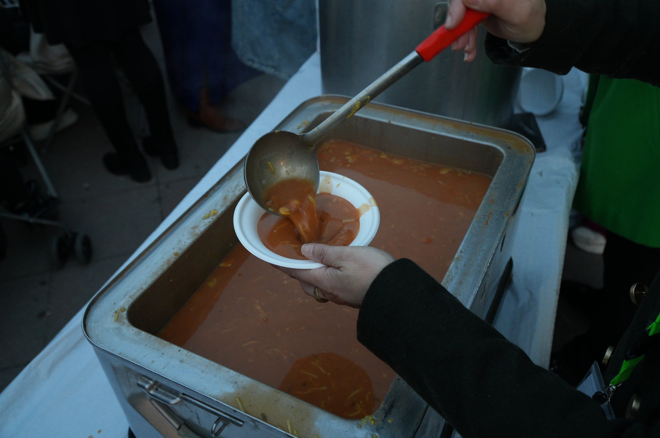 Aquest divendres, 13 de març, la plaça del Progrés ha acollit un gran iftar comunitari obert a la ciutadania. L'activitat, organitzada per la Plataforma contra la Discriminació i el Racisme a Terrassa i Dones Esperança, s'ha iniciat amb un recital de Fàtima Saheb, autora del poemari Mares Migrants, i ha comptat amb la participació de Dakka Marrackchia, que ha posat la música, i una actuació de cultura popular a càrrec de la colla del Bitxo del Torrent Mitger. També ha assistit a l'acte Lluïsa Melgares, regidora de Ciutadania i Migracions | Jan Romero