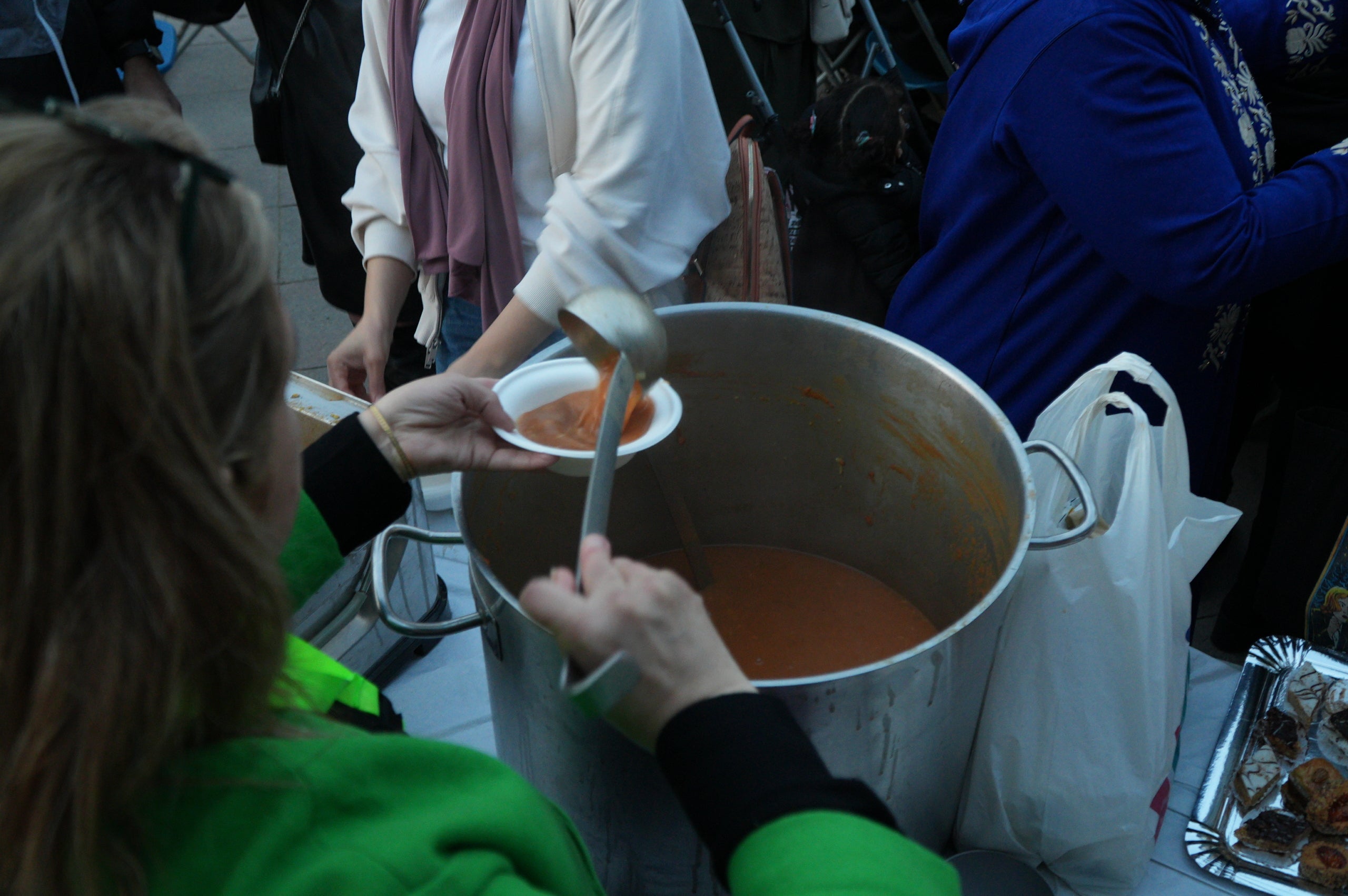Aquest divendres, 13 de març, la plaça del Progrés ha acollit un gran iftar comunitari obert a la ciutadania. L'activitat, organitzada per la Plataforma contra la Discriminació i el Racisme a Terrassa i Dones Esperança, s'ha iniciat amb un recital de Fàtima Saheb, autora del poemari Mares Migrants, i ha comptat amb la participació de Dakka Marrackchia, que ha posat la música, i una actuació de cultura popular a càrrec de la colla del Bitxo del Torrent Mitger. També ha assistit a l'acte Lluïsa Melgares, regidora de Ciutadania i Migracions | Jan Romero