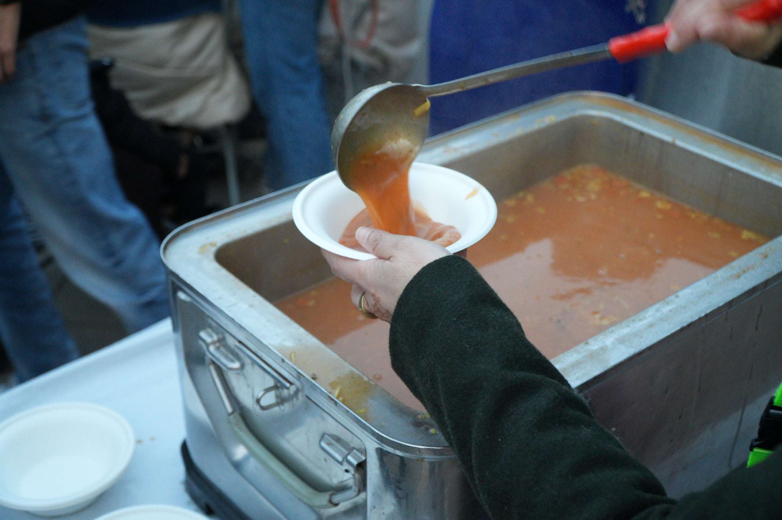Aquest divendres, 13 de març, la plaça del Progrés ha acollit un gran iftar comunitari obert a la ciutadania. L'activitat, organitzada per la Plataforma contra la Discriminació i el Racisme a Terrassa i Dones Esperança, s'ha iniciat amb un recital de Fàtima Saheb, autora del poemari Mares Migrants, i ha comptat amb la participació de Dakka Marrackchia, que ha posat la música, i una actuació de cultura popular a càrrec de la colla del Bitxo del Torrent Mitger. També ha assistit a l'acte Lluïsa Melgares, regidora de Ciutadania i Migracions | Jan Romero