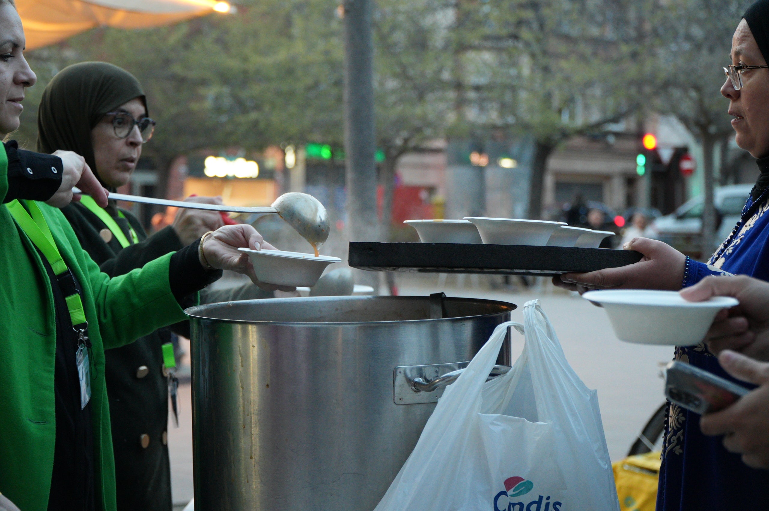Aquest divendres, 13 de març, la plaça del Progrés ha acollit un gran iftar comunitari obert a la ciutadania. L'activitat, organitzada per la Plataforma contra la Discriminació i el Racisme a Terrassa i Dones Esperança, s'ha iniciat amb un recital de Fàtima Saheb, autora del poemari Mares Migrants, i ha comptat amb la participació de Dakka Marrackchia, que ha posat la música, i una actuació de cultura popular a càrrec de la colla del Bitxo del Torrent Mitger. També ha assistit a l'acte Lluïsa Melgares, regidora de Ciutadania i Migracions | Jan Romero