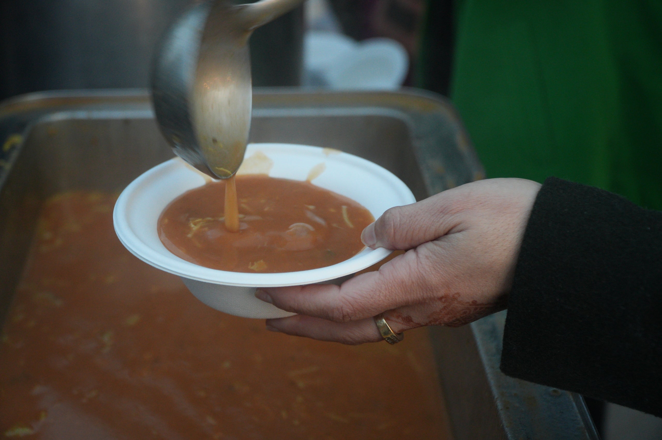 Aquest divendres, 13 de març, la plaça del Progrés ha acollit un gran iftar comunitari obert a la ciutadania. L'activitat, organitzada per la Plataforma contra la Discriminació i el Racisme a Terrassa i Dones Esperança, s'ha iniciat amb un recital de Fàtima Saheb, autora del poemari Mares Migrants, i ha comptat amb la participació de Dakka Marrackchia, que ha posat la música, i una actuació de cultura popular a càrrec de la colla del Bitxo del Torrent Mitger. També ha assistit a l'acte Lluïsa Melgares, regidora de Ciutadania i Migracions | Jan Romero