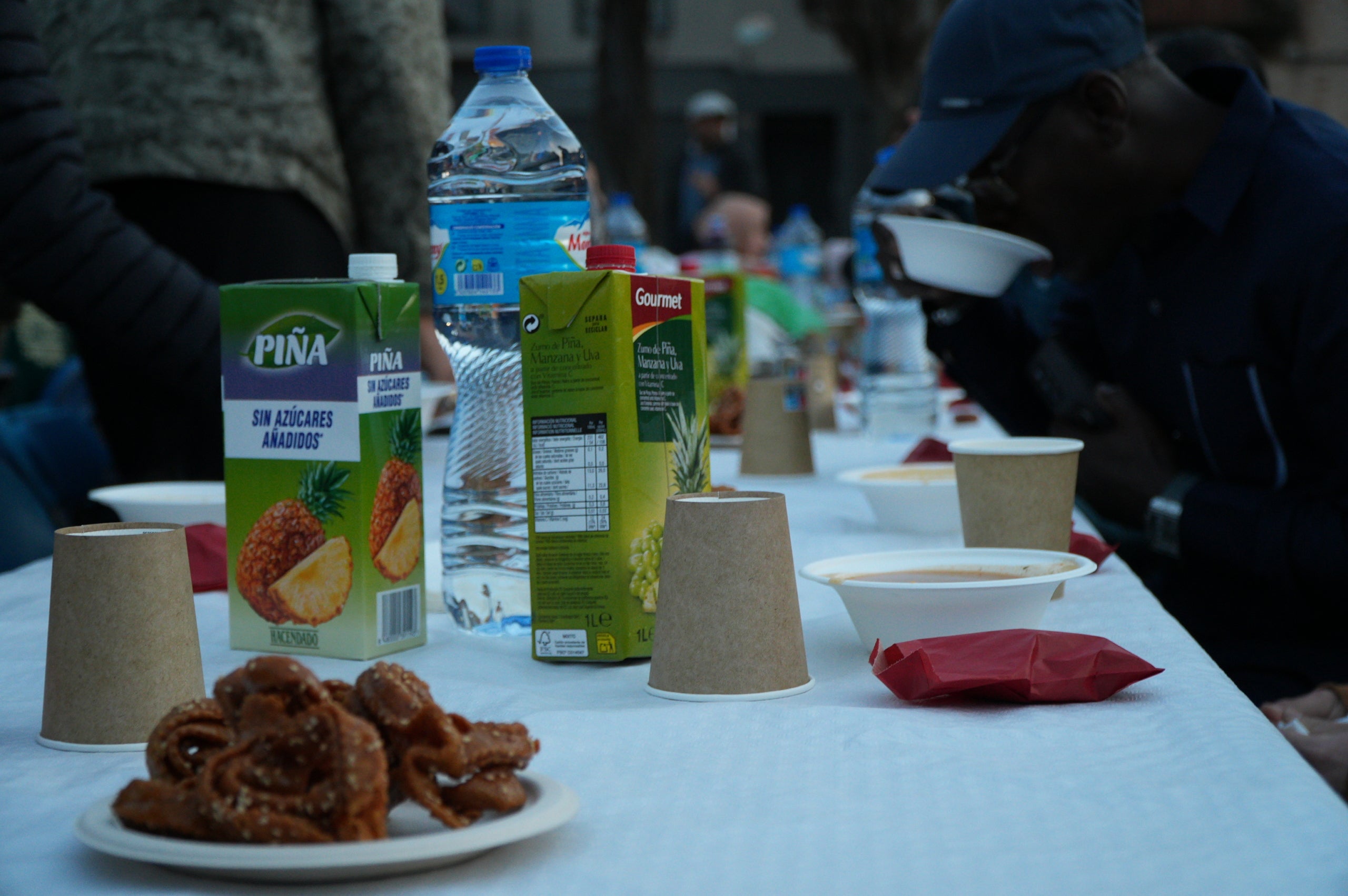 Aquest divendres, 13 de març, la plaça del Progrés ha acollit un gran iftar comunitari obert a la ciutadania. L'activitat, organitzada per la Plataforma contra la Discriminació i el Racisme a Terrassa i Dones Esperança, s'ha iniciat amb un recital de Fàtima Saheb, autora del poemari Mares Migrants, i ha comptat amb la participació de Dakka Marrackchia, que ha posat la música, i una actuació de cultura popular a càrrec de la colla del Bitxo del Torrent Mitger. També ha assistit a l'acte Lluïsa Melgares, regidora de Ciutadania i Migracions | Jan Romero