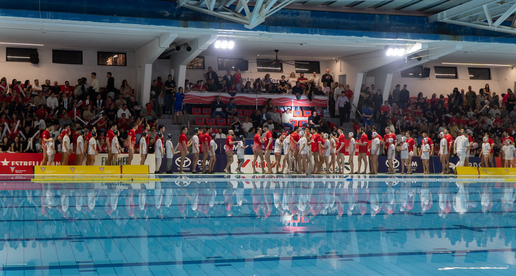 El CN Terrassa ha guanyat al CN Rubí als quarts de final de la Copa del Rei, que s'està disputant aquest cap de setmana a les instal·lacions del club terrassenc. Els de Sergi Mora han sabut dominar el partit des dels primers minuts i s'han imposat amb un resultat de 17-12. Gràcies a aquesta victòria, els egarencs avancen a semifinals i s'enfrontaran al CN Sabadell. El partit es jugarà aquest dissabte, 14 de març, a les 19:15 hores | Jan Romero