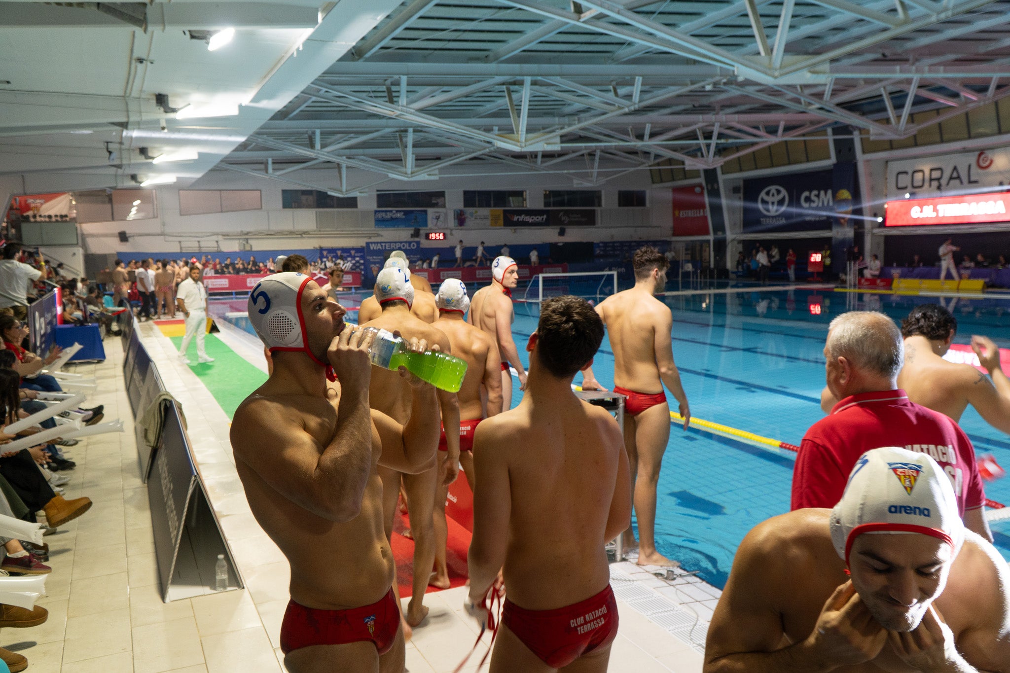 El CN Terrassa ha guanyat al CN Rubí als quarts de final de la Copa del Rei, que s'està disputant aquest cap de setmana a les instal·lacions del club terrassenc. Els de Sergi Mora han sabut dominar el partit des dels primers minuts i s'han imposat amb un resultat de 17-12. Gràcies a aquesta victòria, els egarencs avancen a semifinals i s'enfrontaran al CN Sabadell. El partit es jugarà aquest dissabte, 14 de març, a les 19:15 hores | Jan Romero