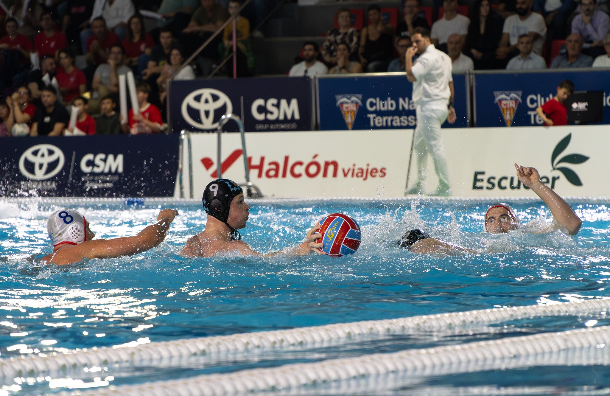 El CN Terrassa ha guanyat al CN Rubí als quarts de final de la Copa del Rei, que s'està disputant aquest cap de setmana a les instal·lacions del club terrassenc. Els de Sergi Mora han sabut dominar el partit des dels primers minuts i s'han imposat amb un resultat de 17-12. Gràcies a aquesta victòria, els egarencs avancen a semifinals i s'enfrontaran al CN Sabadell. El partit es jugarà aquest dissabte, 14 de març, a les 19:15 hores | Jan Romero