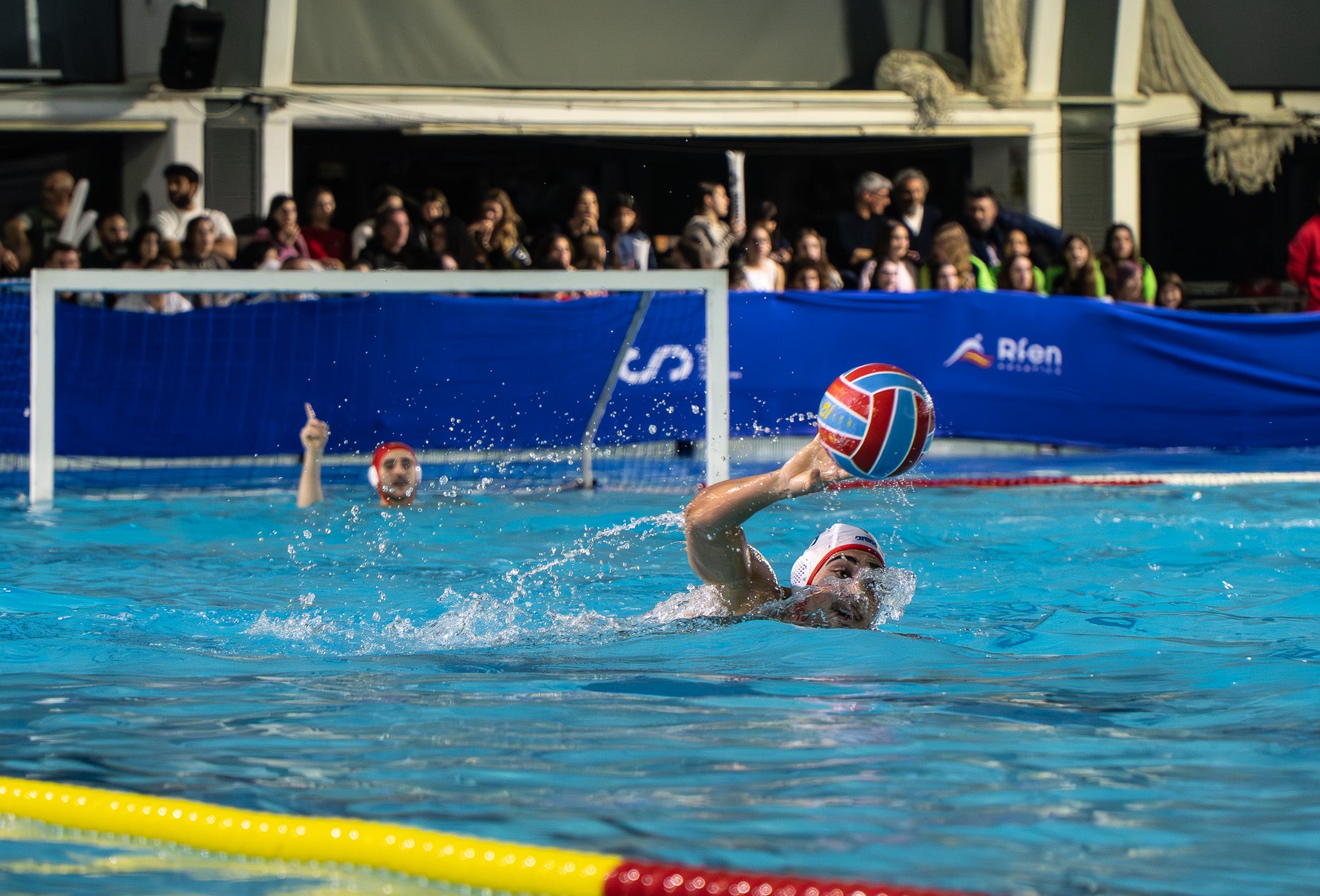El CN Terrassa ha guanyat al CN Rubí als quarts de final de la Copa del Rei, que s'està disputant aquest cap de setmana a les instal·lacions del club terrassenc. Els de Sergi Mora han sabut dominar el partit des dels primers minuts i s'han imposat amb un resultat de 17-12. Gràcies a aquesta victòria, els egarencs avancen a semifinals i s'enfrontaran al CN Sabadell. El partit es jugarà aquest dissabte, 14 de març, a les 19:15 hores | Jan Romero