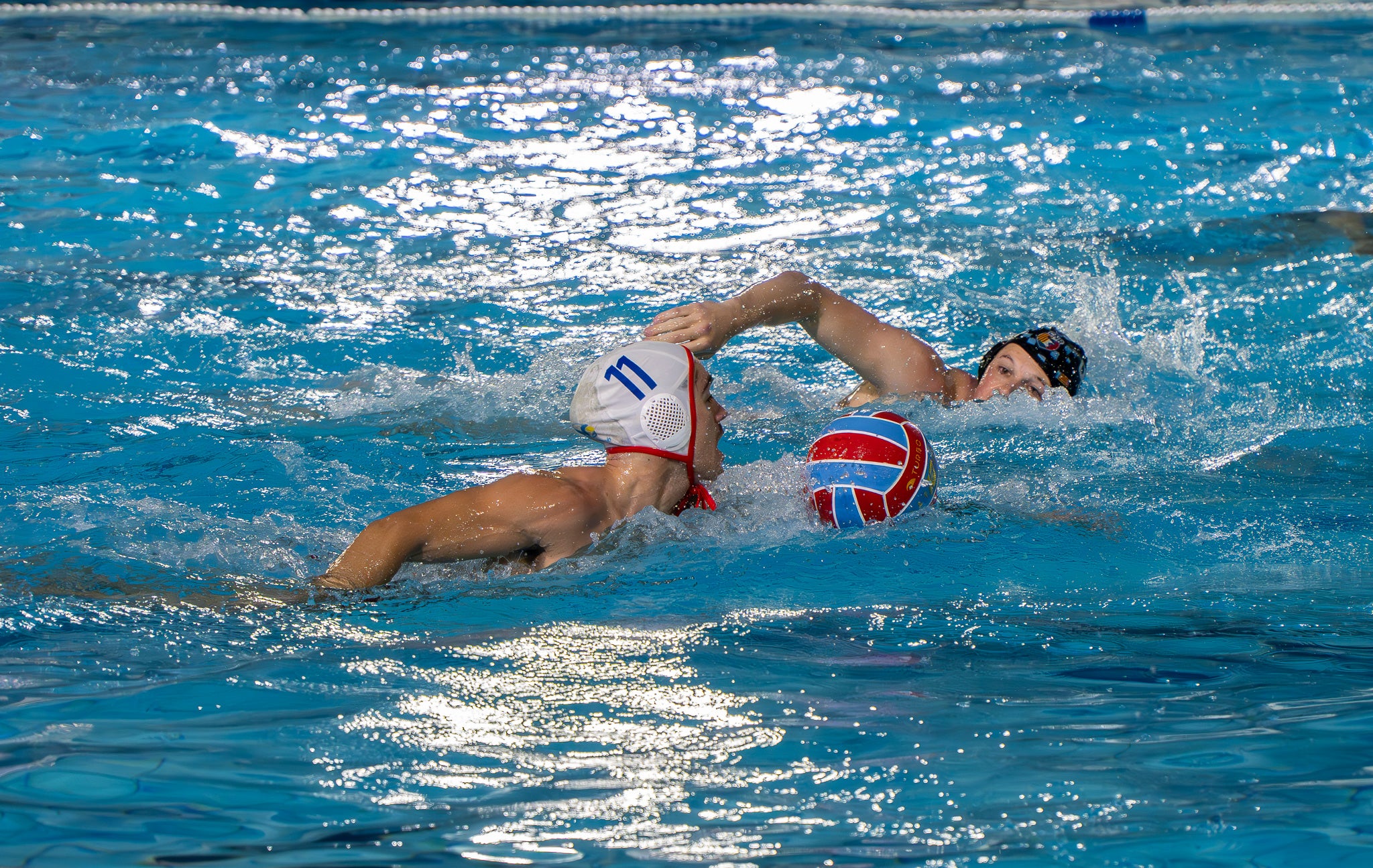 El CN Terrassa ha guanyat al CN Rubí als quarts de final de la Copa del Rei, que s'està disputant aquest cap de setmana a les instal·lacions del club terrassenc. Els de Sergi Mora han sabut dominar el partit des dels primers minuts i s'han imposat amb un resultat de 17-12. Gràcies a aquesta victòria, els egarencs avancen a semifinals i s'enfrontaran al CN Sabadell. El partit es jugarà aquest dissabte, 14 de març, a les 19:15 hores | Jan Romero
