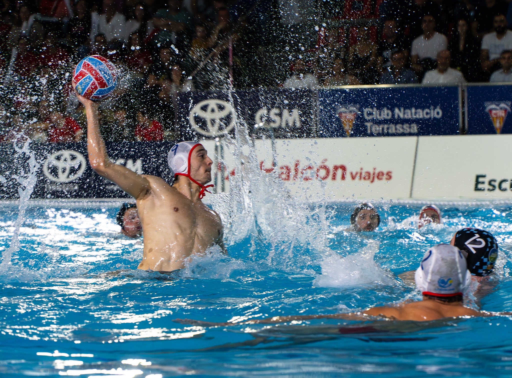 El CN Terrassa ha guanyat al CN Rubí als quarts de final de la Copa del Rei, que s'està disputant aquest cap de setmana a les instal·lacions del club terrassenc. Els de Sergi Mora han sabut dominar el partit des dels primers minuts i s'han imposat amb un resultat de 17-12. Gràcies a aquesta victòria, els egarencs avancen a semifinals i s'enfrontaran al CN Sabadell. El partit es jugarà aquest dissabte, 14 de març, a les 19:15 hores | Jan Romero