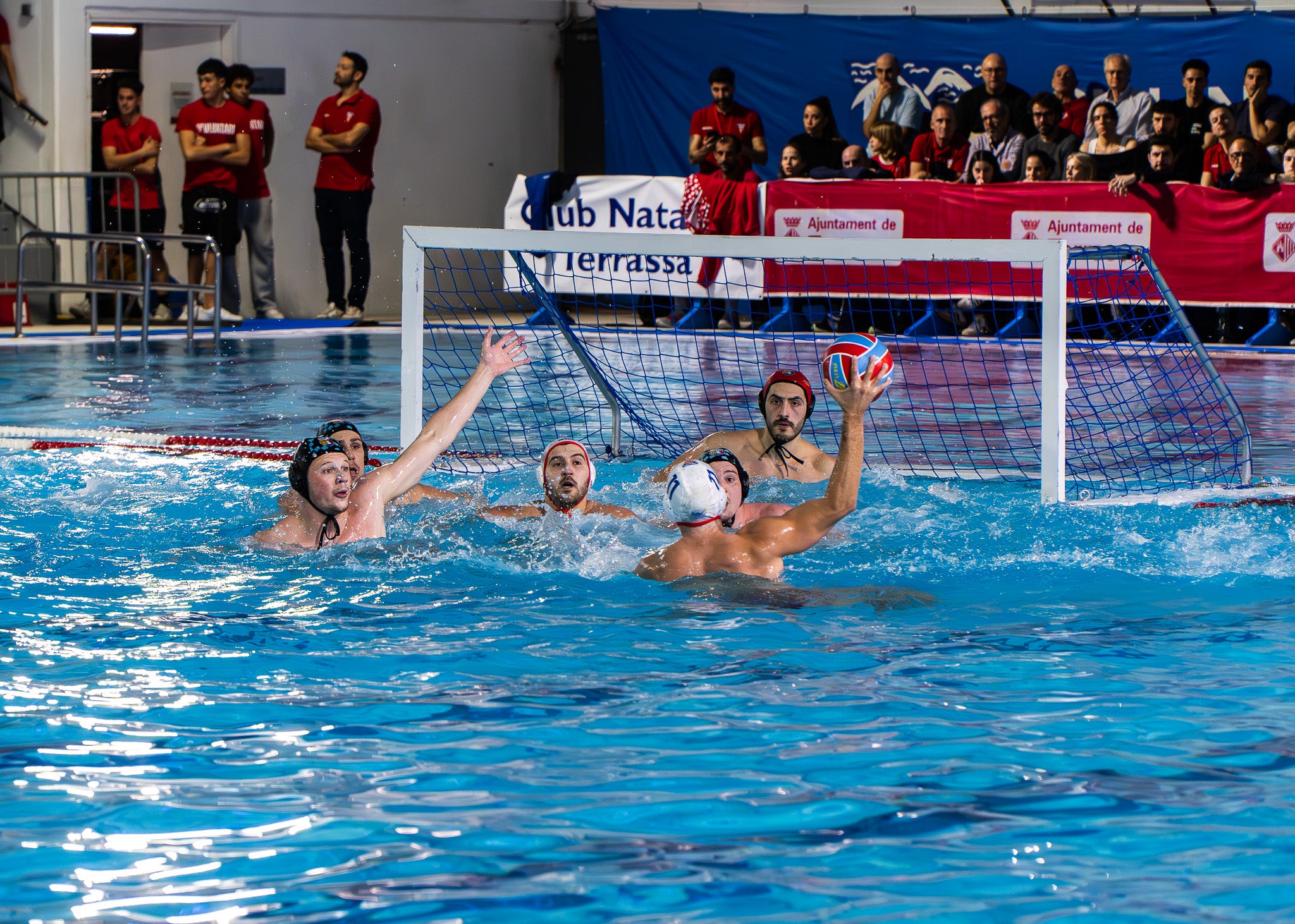 El CN Terrassa ha guanyat al CN Rubí als quarts de final de la Copa del Rei, que s'està disputant aquest cap de setmana a les instal·lacions del club terrassenc. Els de Sergi Mora han sabut dominar el partit des dels primers minuts i s'han imposat amb un resultat de 17-12. Gràcies a aquesta victòria, els egarencs avancen a semifinals i s'enfrontaran al CN Sabadell. El partit es jugarà aquest dissabte, 14 de març, a les 19:15 hores | Jan Romero