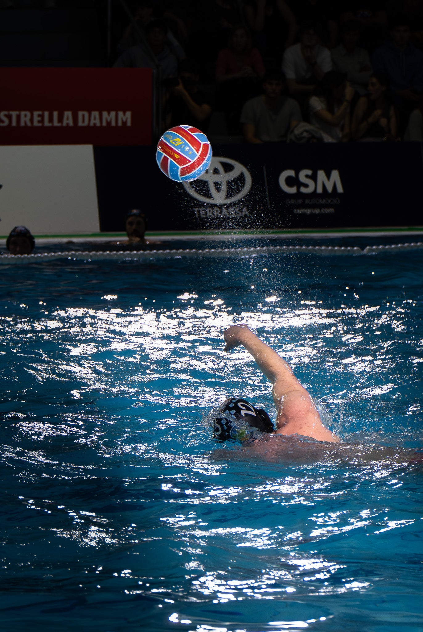 El CN Terrassa ha guanyat al CN Rubí als quarts de final de la Copa del Rei, que s'està disputant aquest cap de setmana a les instal·lacions del club terrassenc. Els de Sergi Mora han sabut dominar el partit des dels primers minuts i s'han imposat amb un resultat de 17-12. Gràcies a aquesta victòria, els egarencs avancen a semifinals i s'enfrontaran al CN Sabadell. El partit es jugarà aquest dissabte, 14 de març, a les 19:15 hores | Jan Romero