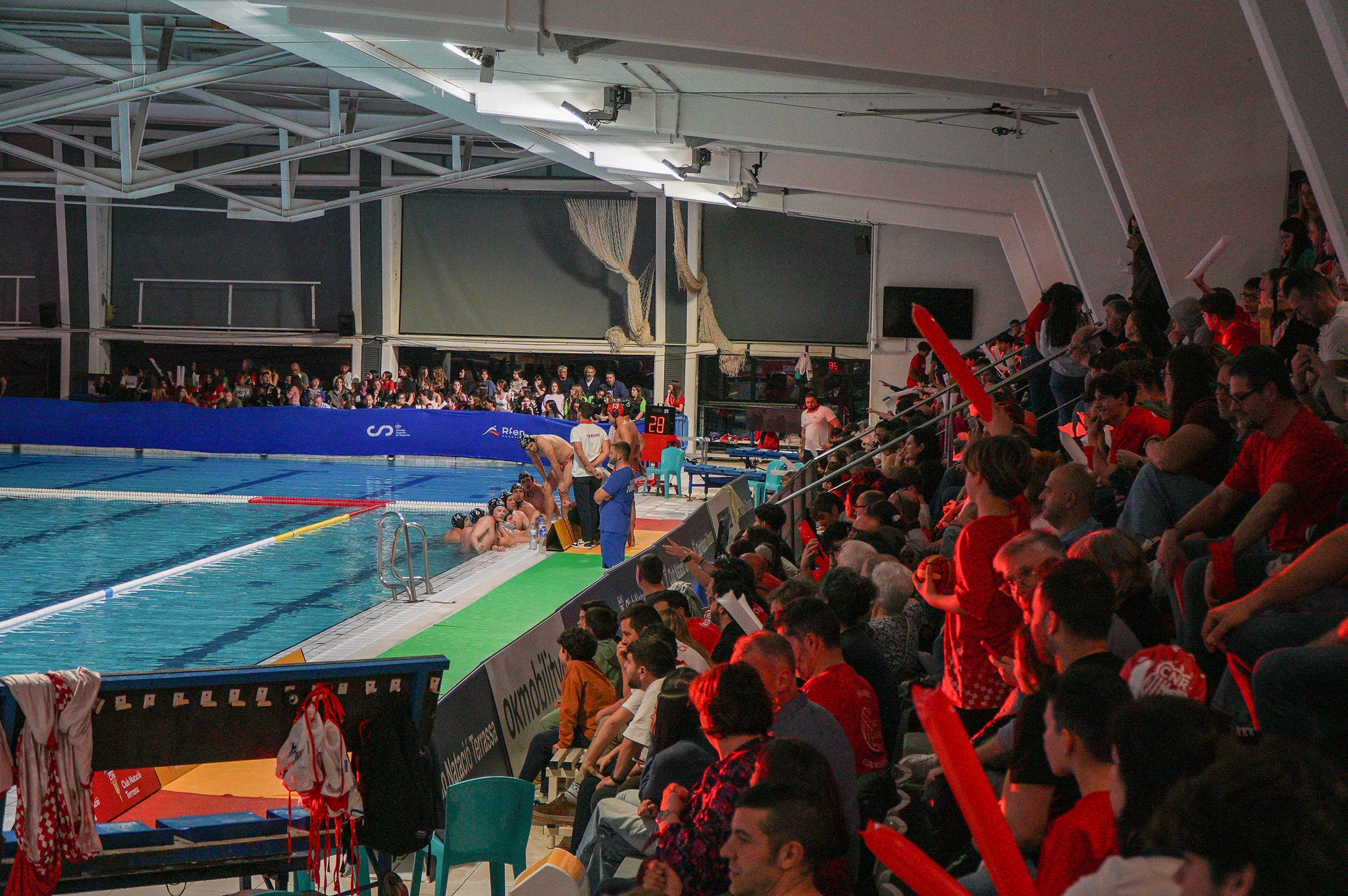 El CN Terrassa ha guanyat al CN Rubí als quarts de final de la Copa del Rei, que s'està disputant aquest cap de setmana a les instal·lacions del club terrassenc. Els de Sergi Mora han sabut dominar el partit des dels primers minuts i s'han imposat amb un resultat de 17-12. Gràcies a aquesta victòria, els egarencs avancen a semifinals i s'enfrontaran al CN Sabadell. El partit es jugarà aquest dissabte, 14 de març, a les 19:15 hores | Jan Romero