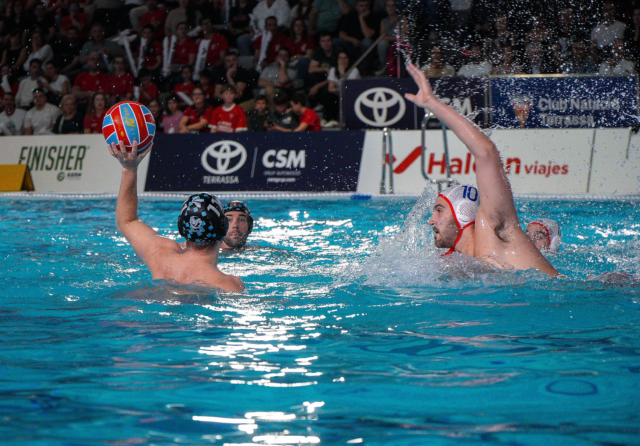 El CN Terrassa ha guanyat al CN Rubí als quarts de final de la Copa del Rei, que s'està disputant aquest cap de setmana a les instal·lacions del club terrassenc. Els de Sergi Mora han sabut dominar el partit des dels primers minuts i s'han imposat amb un resultat de 17-12. Gràcies a aquesta victòria, els egarencs avancen a semifinals i s'enfrontaran al CN Sabadell. El partit es jugarà aquest dissabte, 14 de març, a les 19:15 hores | Jan Romero