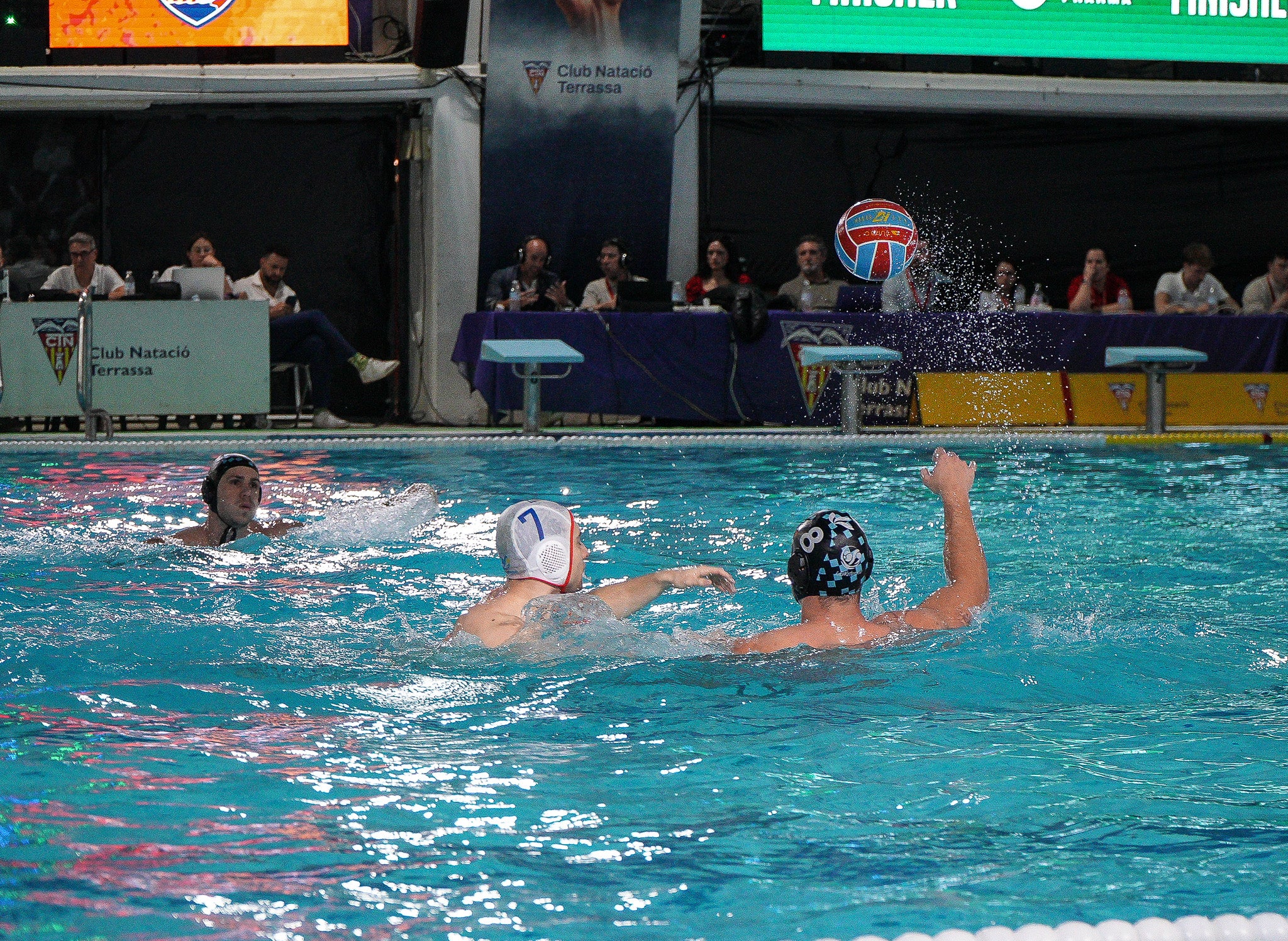 El CN Terrassa ha guanyat al CN Rubí als quarts de final de la Copa del Rei, que s'està disputant aquest cap de setmana a les instal·lacions del club terrassenc. Els de Sergi Mora han sabut dominar el partit des dels primers minuts i s'han imposat amb un resultat de 17-12. Gràcies a aquesta victòria, els egarencs avancen a semifinals i s'enfrontaran al CN Sabadell. El partit es jugarà aquest dissabte, 14 de març, a les 19:15 hores | Jan Romero