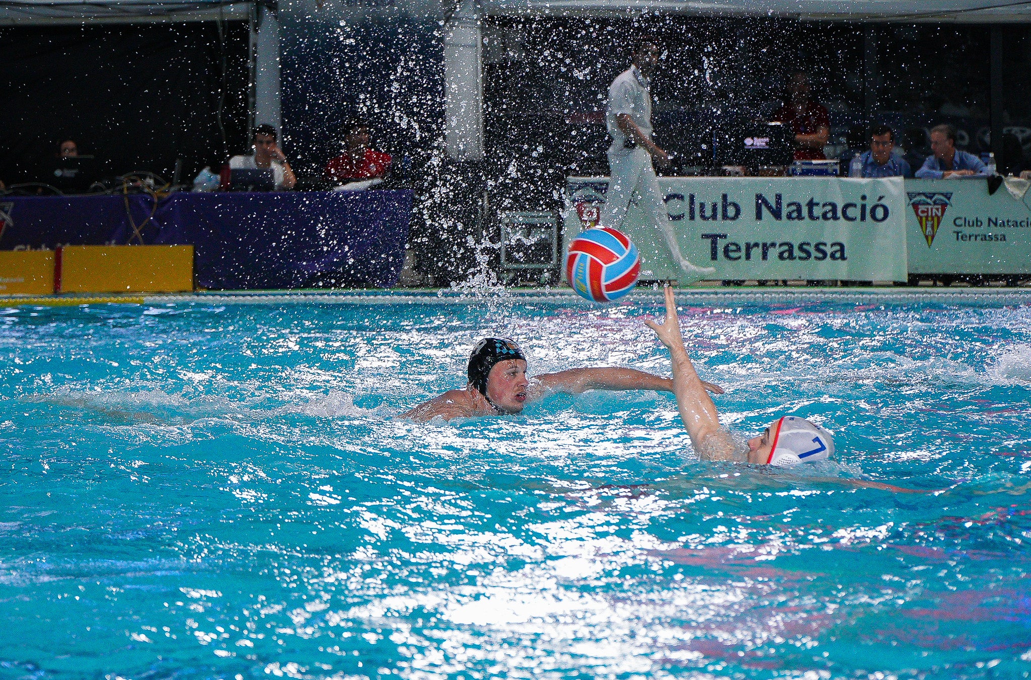 El CN Terrassa ha guanyat al CN Rubí als quarts de final de la Copa del Rei, que s'està disputant aquest cap de setmana a les instal·lacions del club terrassenc. Els de Sergi Mora han sabut dominar el partit des dels primers minuts i s'han imposat amb un resultat de 17-12. Gràcies a aquesta victòria, els egarencs avancen a semifinals i s'enfrontaran al CN Sabadell. El partit es jugarà aquest dissabte, 14 de març, a les 19:15 hores | Jan Romero