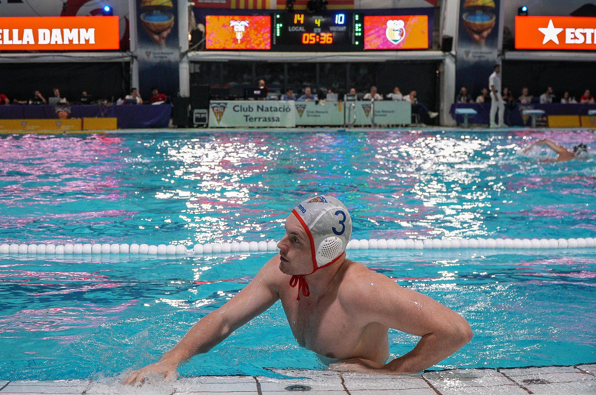 El CN Terrassa ha guanyat al CN Rubí als quarts de final de la Copa del Rei, que s'està disputant aquest cap de setmana a les instal·lacions del club terrassenc. Els de Sergi Mora han sabut dominar el partit des dels primers minuts i s'han imposat amb un resultat de 17-12. Gràcies a aquesta victòria, els egarencs avancen a semifinals i s'enfrontaran al CN Sabadell. El partit es jugarà aquest dissabte, 14 de març, a les 19:15 hores | Jan Romero