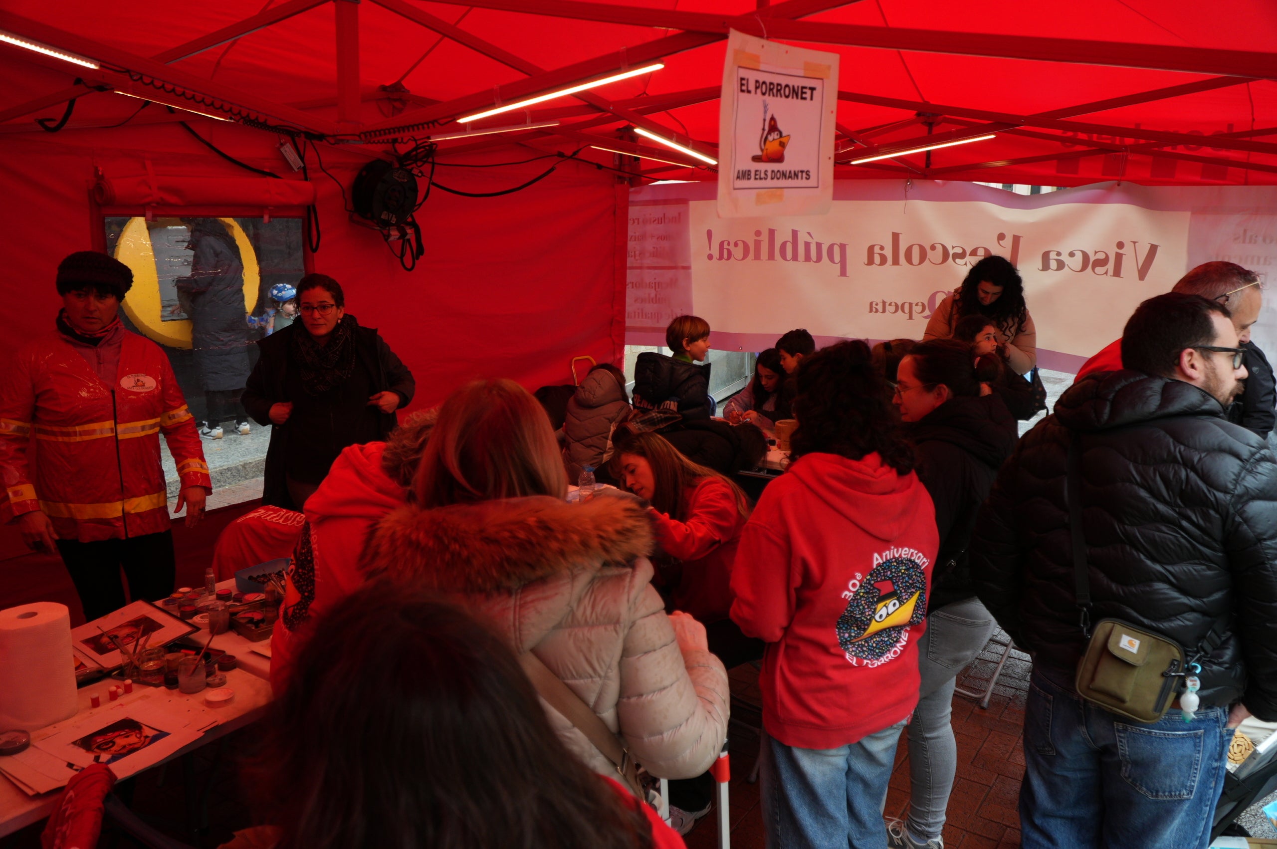 Terrassa ha obert el saló de Plens de l'Ajuntament per acollir la campanya de donació de sang dels Bombers i el Banc de Sang. Malgrat que el clima no ha acompanyat, centenars de persones s'han reunit al Raval de Montserrat per mostrar la seva cara més solidaria i donar sang. La jornada també ha comptat amb la participació d'entitats culturals i socials de Terrassa; com els Diables de Terrassa, els Minyons de Terrassa, Castellers de Terrassa, els Diables de Sant Pere Nord, el Drac de terrassa, els Gegants de Terrassa, entre moltes d'altres | Jan Romero