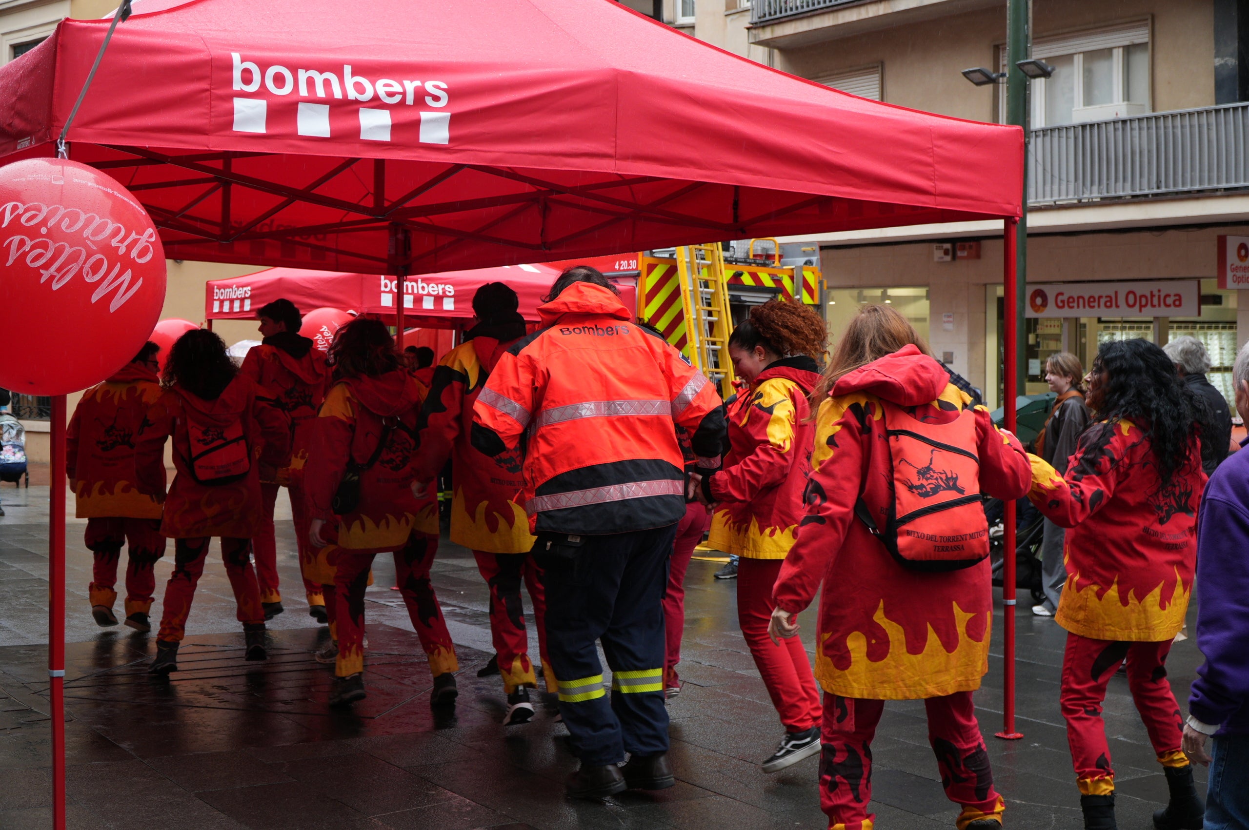 Terrassa ha obert el saló de Plens de l'Ajuntament per acollir la campanya de donació de sang dels Bombers i el Banc de Sang. Malgrat que el clima no ha acompanyat, centenars de persones s'han reunit al Raval de Montserrat per mostrar la seva cara més solidaria i donar sang. La jornada també ha comptat amb la participació d'entitats culturals i socials de Terrassa; com els Diables de Terrassa, els Minyons de Terrassa, Castellers de Terrassa, els Diables de Sant Pere Nord, el Drac de terrassa, els Gegants de Terrassa, entre moltes d'altres | Jan Romero