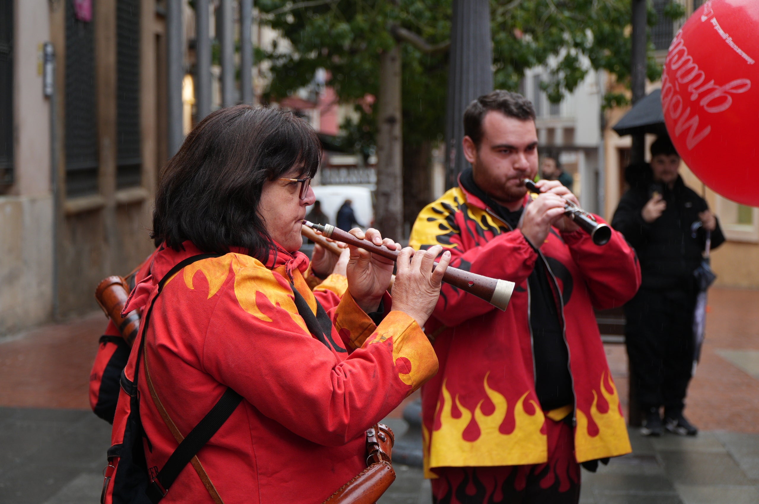 Terrassa ha obert el saló de Plens de l'Ajuntament per acollir la campanya de donació de sang dels Bombers i el Banc de Sang. Malgrat que el clima no ha acompanyat, centenars de persones s'han reunit al Raval de Montserrat per mostrar la seva cara més solidaria i donar sang. La jornada també ha comptat amb la participació d'entitats culturals i socials de Terrassa; com els Diables de Terrassa, els Minyons de Terrassa, Castellers de Terrassa, els Diables de Sant Pere Nord, el Drac de terrassa, els Gegants de Terrassa, entre moltes d'altres | Jan Romero