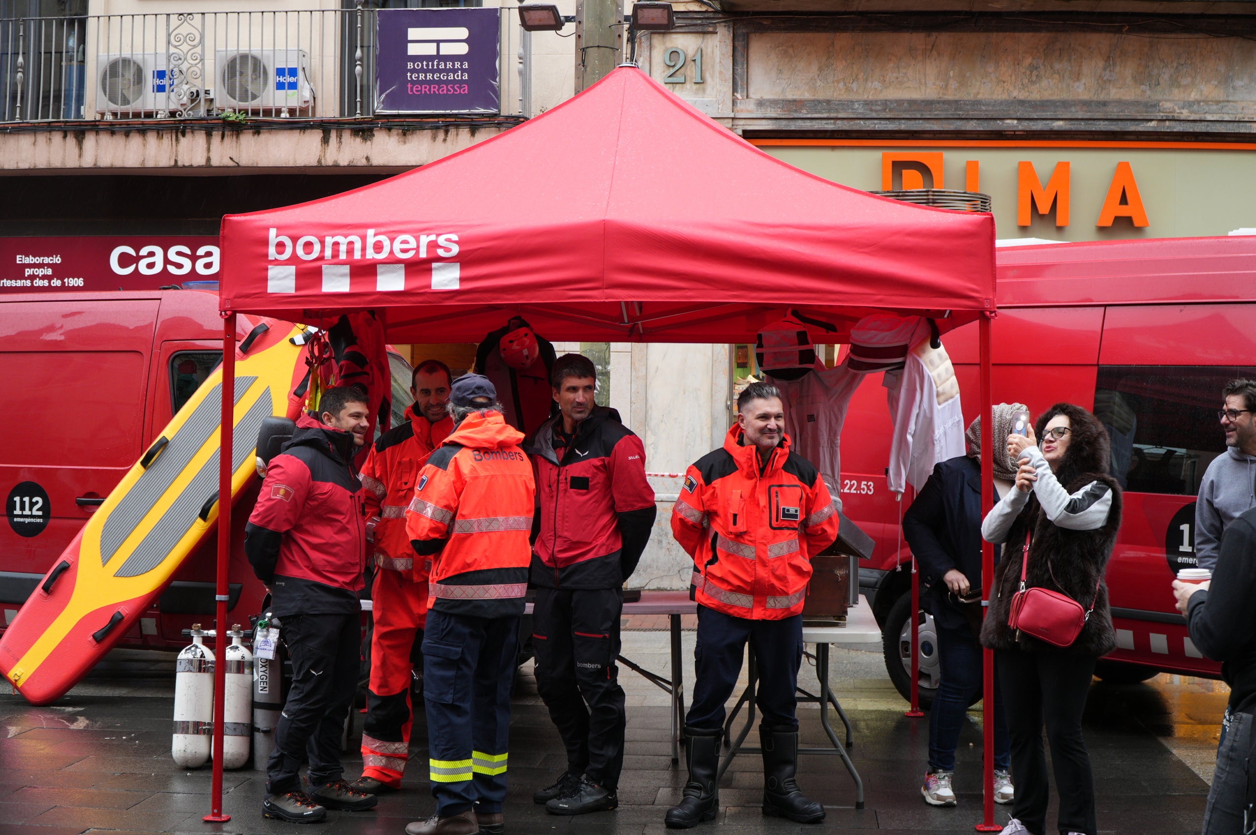 Terrassa ha obert el saló de Plens de l'Ajuntament per acollir la campanya de donació de sang dels Bombers i el Banc de Sang. Malgrat que el clima no ha acompanyat, centenars de persones s'han reunit al Raval de Montserrat per mostrar la seva cara més solidaria i donar sang. La jornada també ha comptat amb la participació d'entitats culturals i socials de Terrassa; com els Diables de Terrassa, els Minyons de Terrassa, Castellers de Terrassa, els Diables de Sant Pere Nord, el Drac de terrassa, els Gegants de Terrassa, entre moltes d'altres | Jan Romero