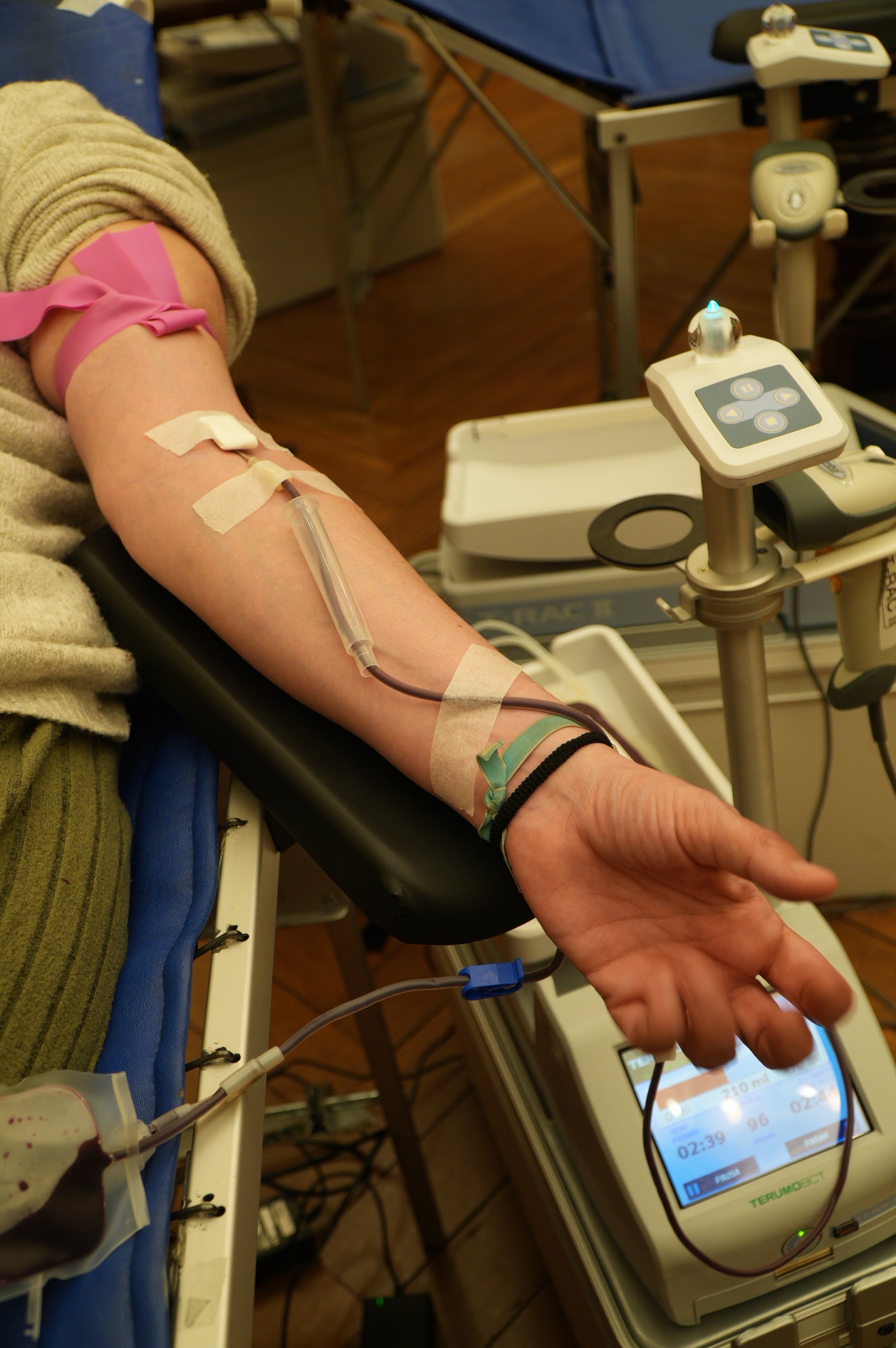 Terrassa ha obert el saló de Plens de l'Ajuntament per acollir la campanya de donació de sang dels Bombers i el Banc de Sang. Malgrat que el clima no ha acompanyat, centenars de persones s'han reunit al Raval de Montserrat per mostrar la seva cara més solidaria i donar sang. La jornada també ha comptat amb la participació d'entitats culturals i socials de Terrassa; com els Diables de Terrassa, els Minyons de Terrassa, Castellers de Terrassa, els Diables de Sant Pere Nord, el Drac de terrassa, els Gegants de Terrassa, entre moltes d'altres | Jan Romero